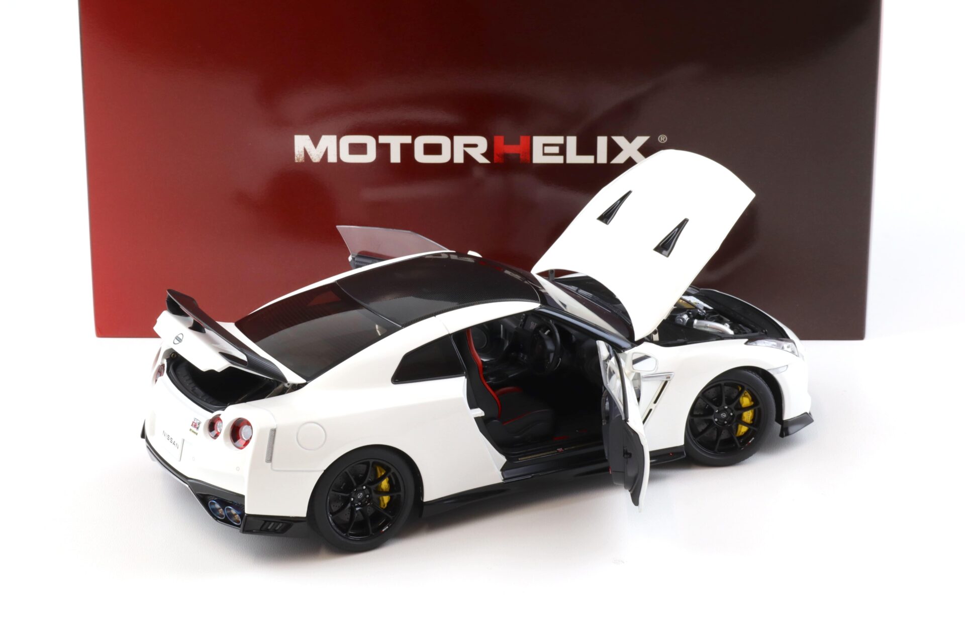 1:18 Motorhelix Nissan GT-R R35 Track Edition by NISMO 2022 T-Spec pearl white M83518
