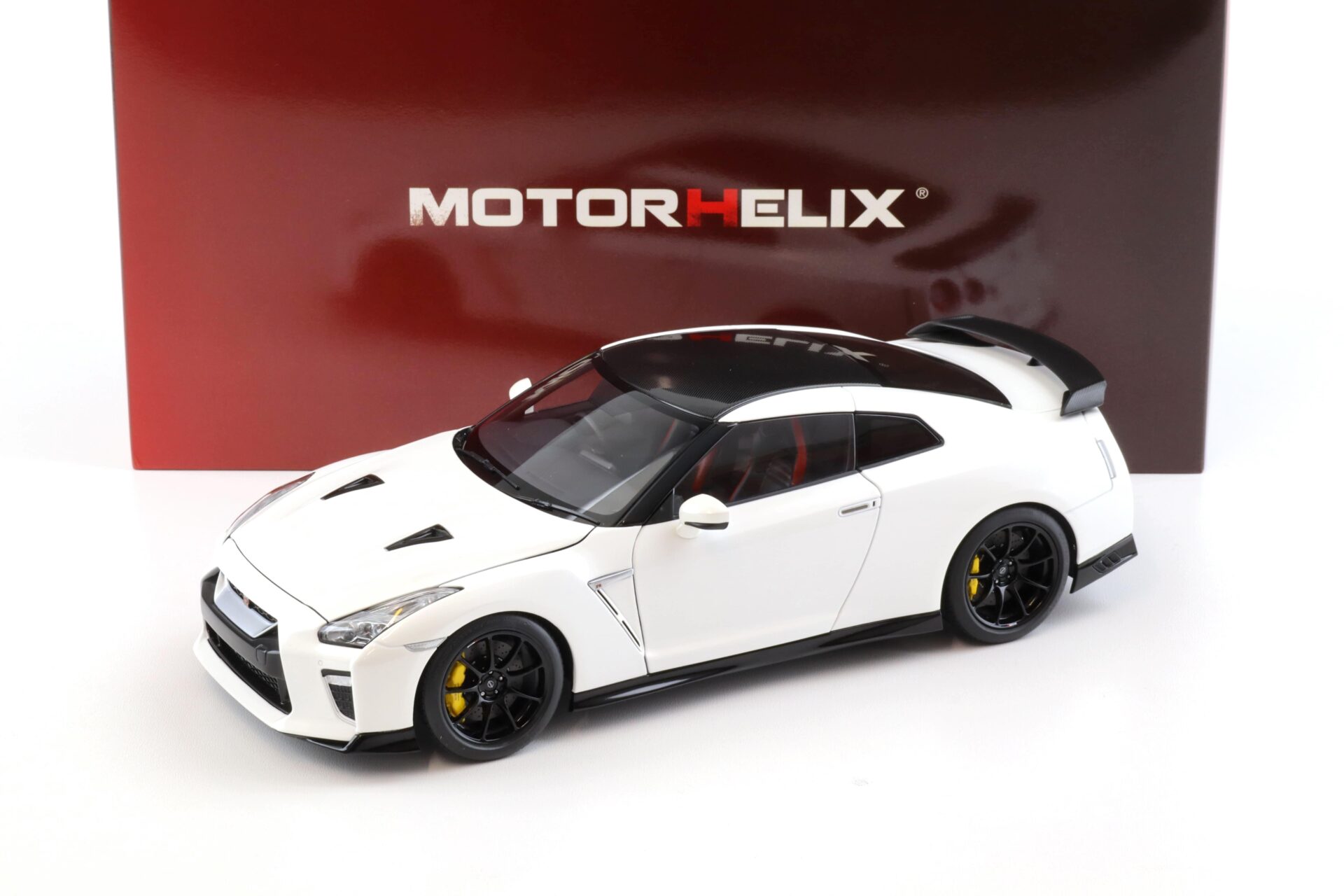 1:18 Motorhelix Nissan GT-R R35 Track Edition by NISMO 2022 T-Spec pearl white M83518
