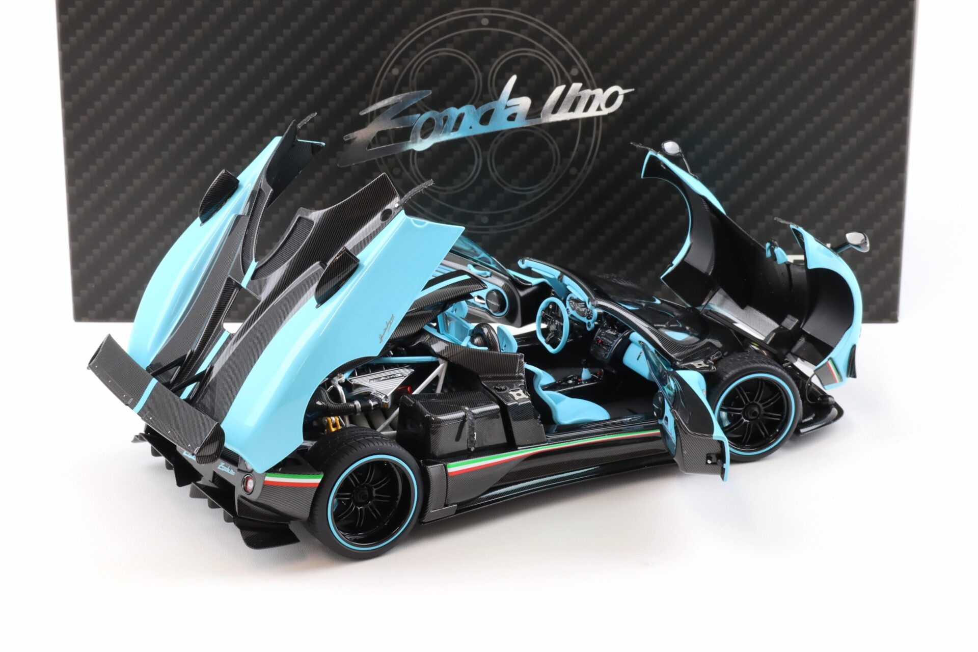 1:18 Almost Real Pagani Zonda Uno light blue/ Carbon 850630001