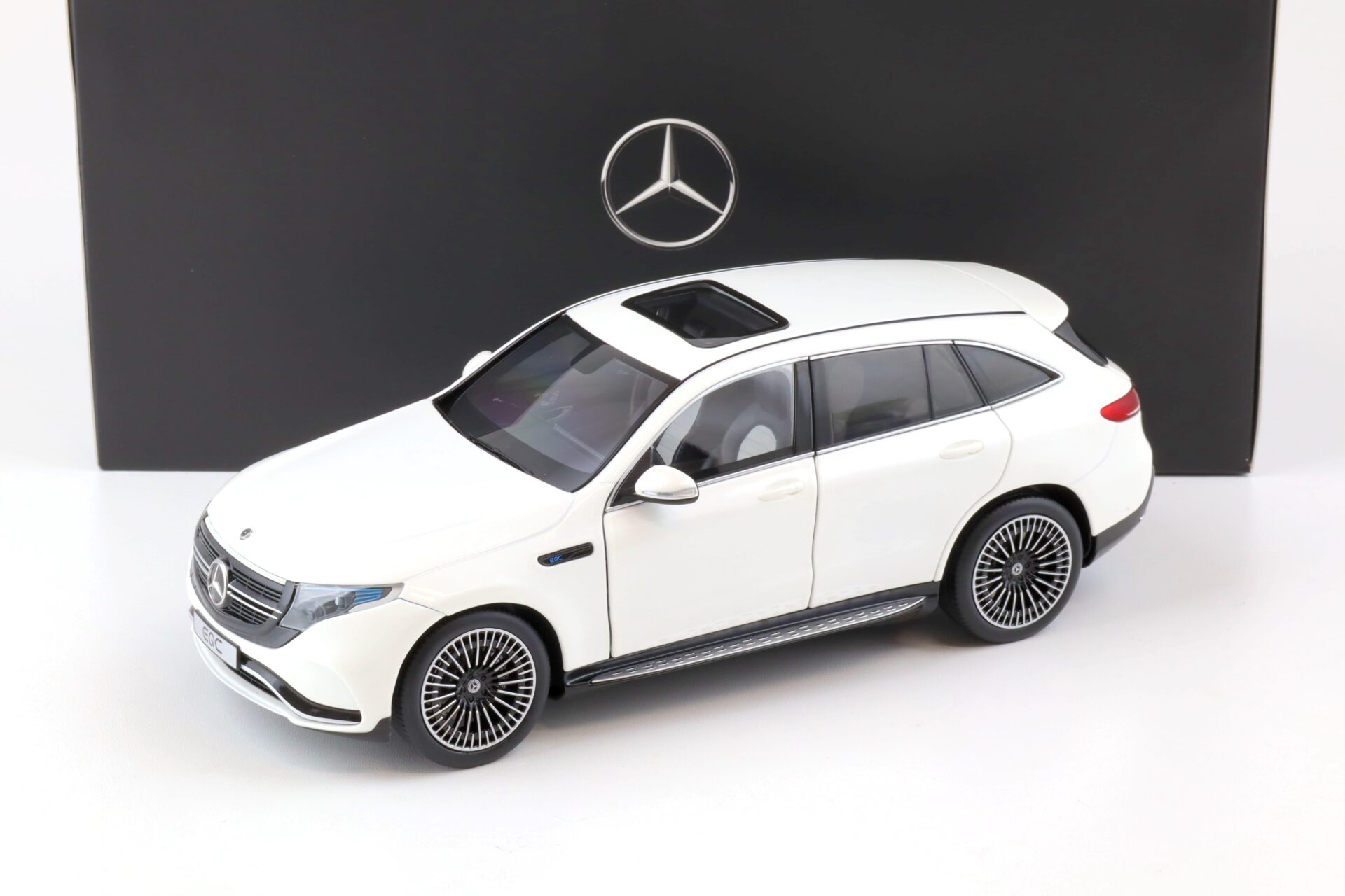 1:18 NZG Mercedes EQC 400 4Matic N293 diamond white bright DEALER VERSION