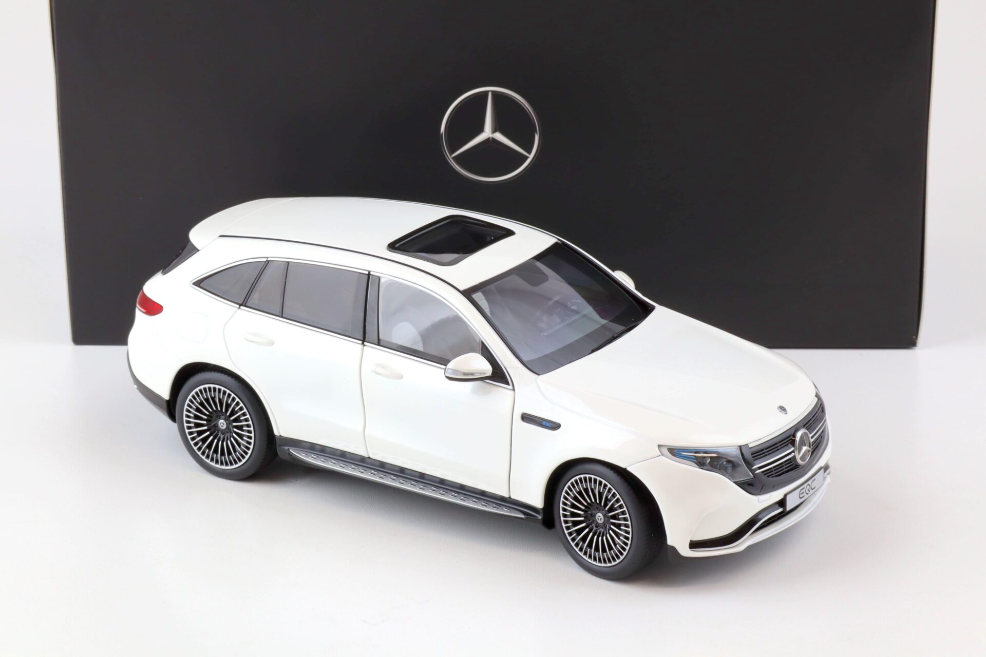 1:18 NZG Mercedes EQC 400 4Matic N293 diamond white bright DEALER VERSION