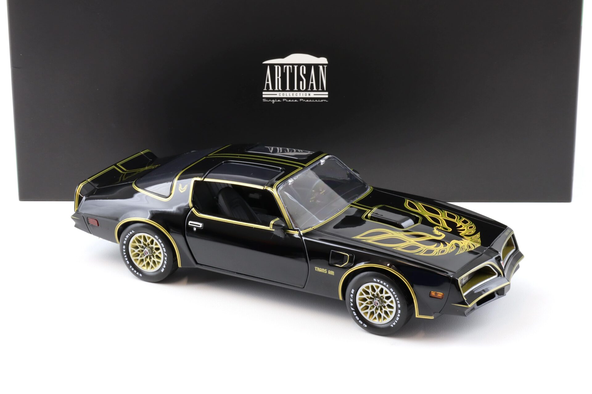 1:18 Greenlight Artisan 1977 Pontiac Firebird Trans Am Coupe black/ gold
