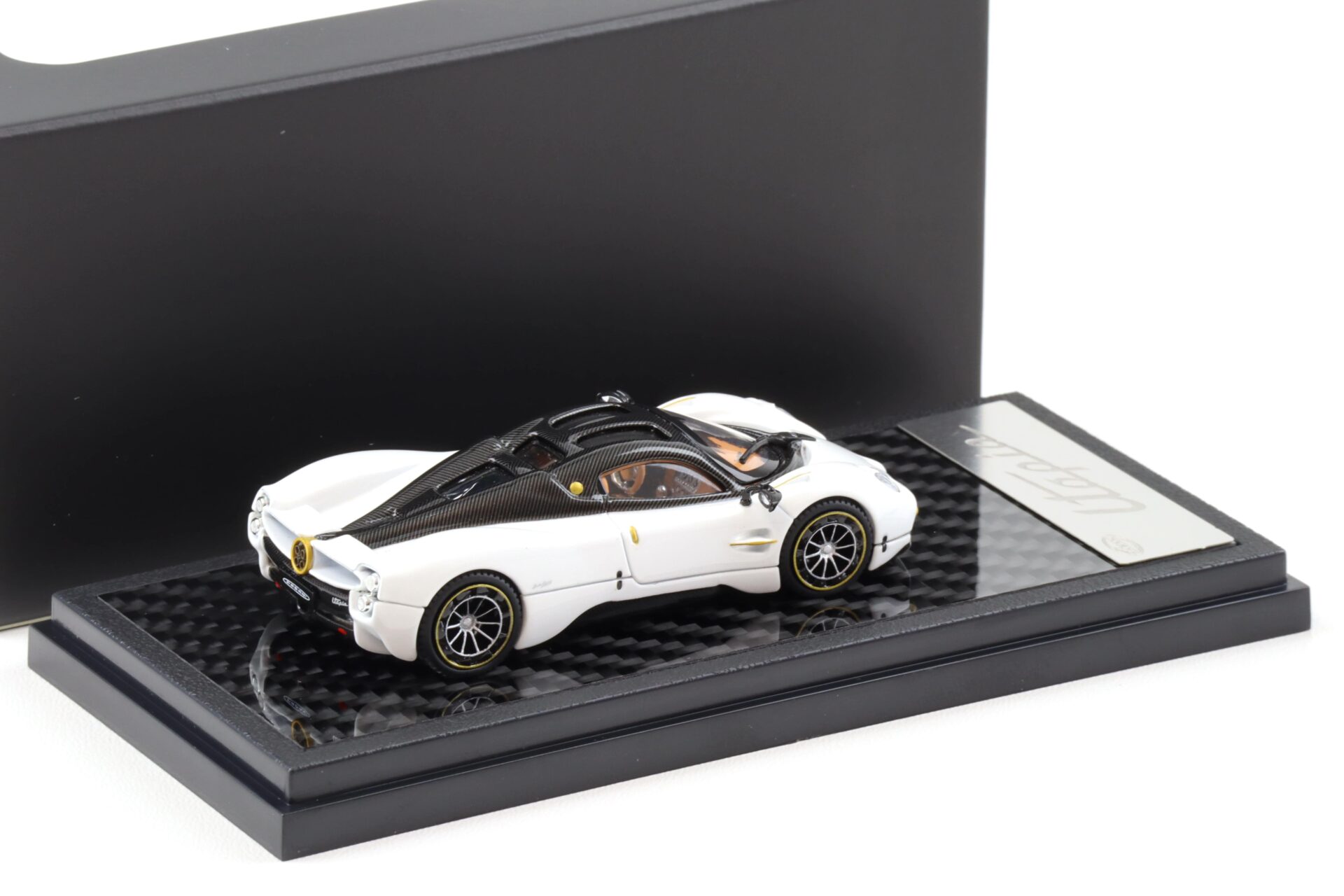 1:64 LCD Models Pagani Utopia Coupe white metallic/ Carbon LCD64039-BW