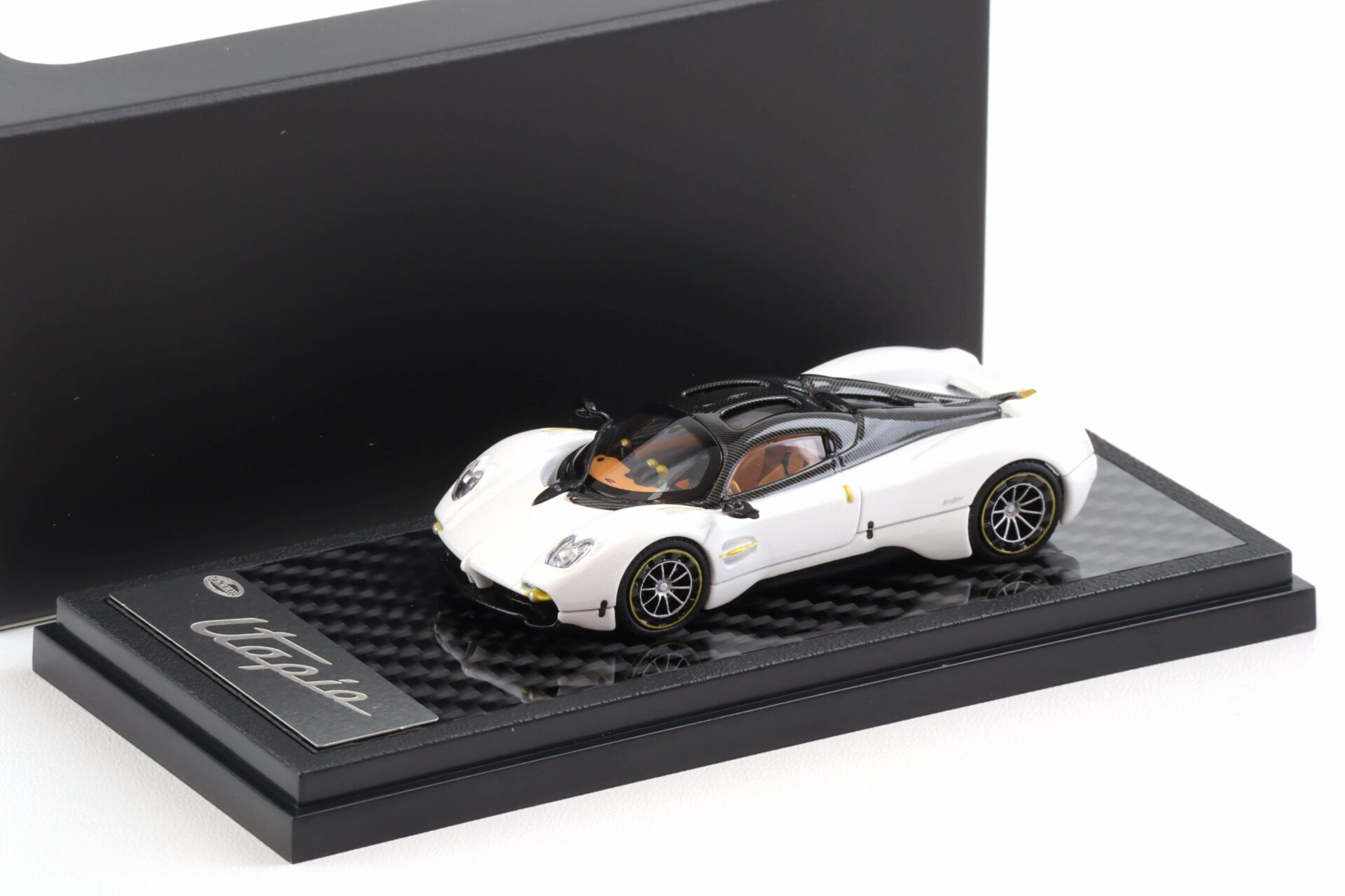 1:64 LCD Models Pagani Utopia Coupe white metallic/ Carbon LCD64039-BW