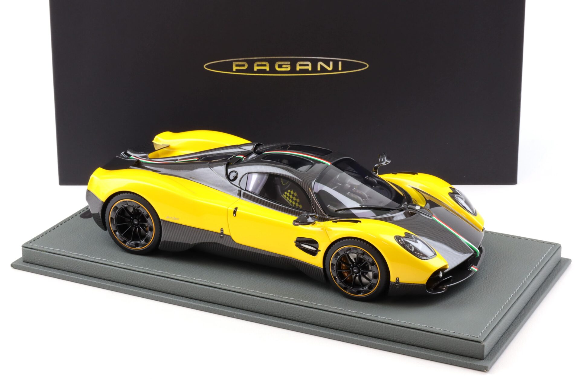 1:18 BBR Pagani Utopia Giallo Ginevra yellow/ Carbon with display - Limited 100 pcs