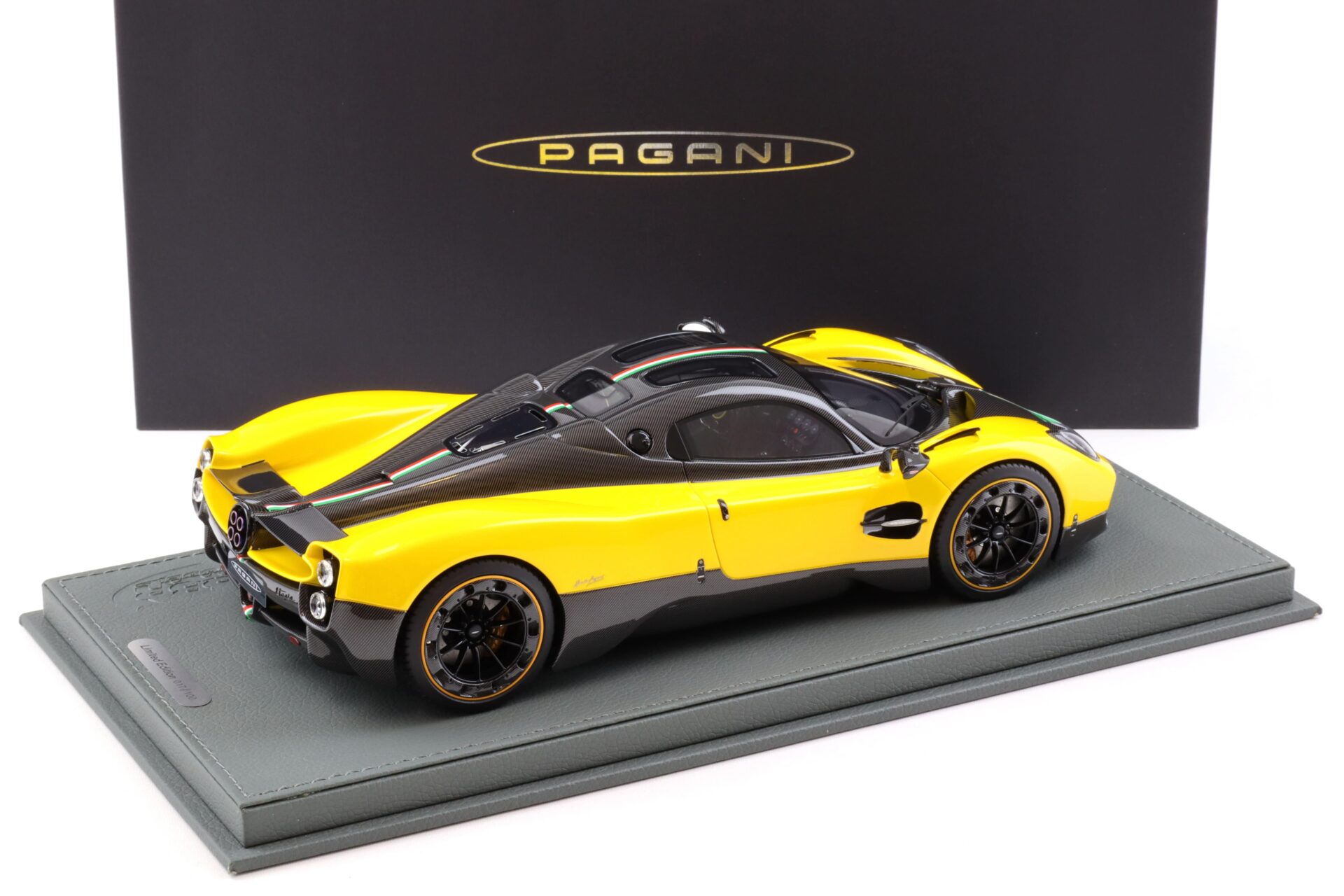1:18 BBR Pagani Utopia Giallo Ginevra yellow/ Carbon with display - Limited 100 pcs