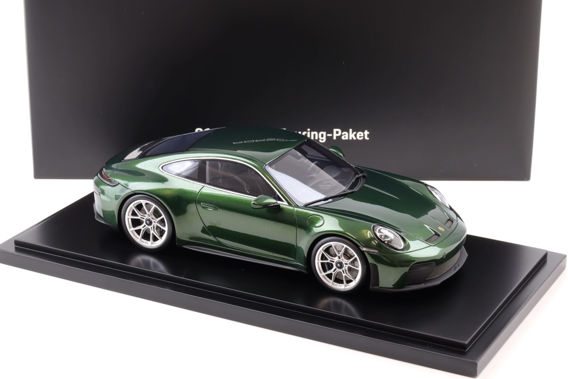 1:18 Spark Porsche 911 992.2 GT3 Touring Package Oak green Neo WAP DEALER