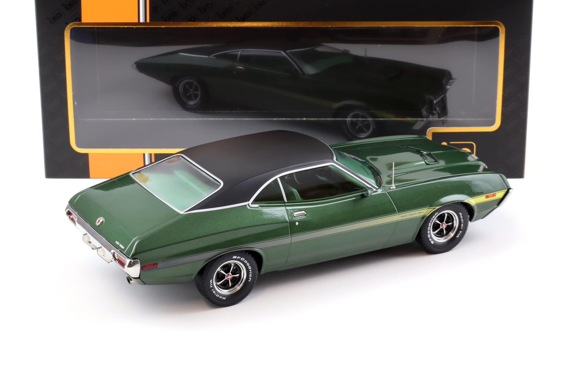 1:18 IXO Ford Gran Torino Sport 2-Door 1972 dark green Movie Gran Torino