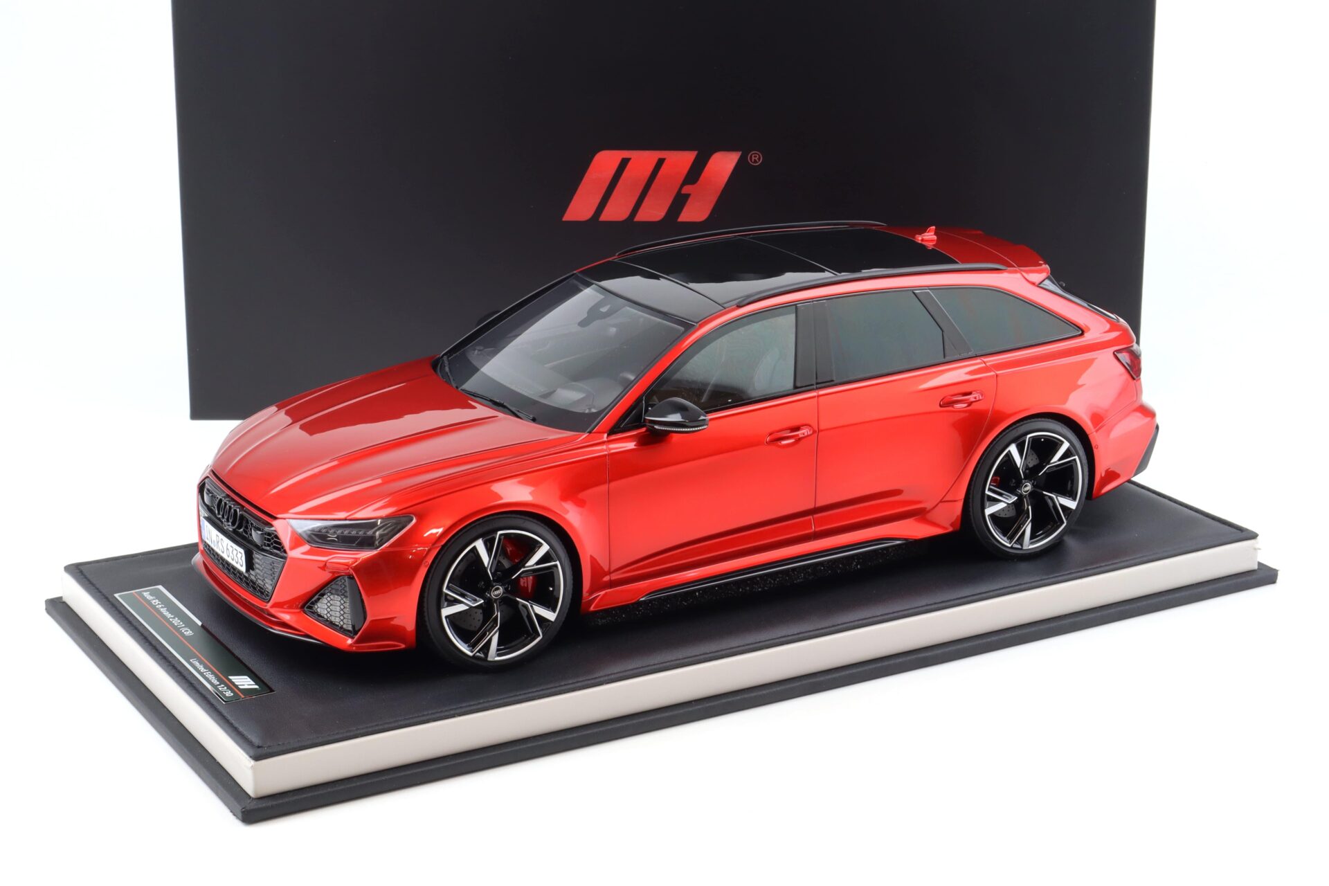 1:12 Motorhelix Audi RS6 Avant C8 red metallic 2021 with display - Limited 30 pcs.