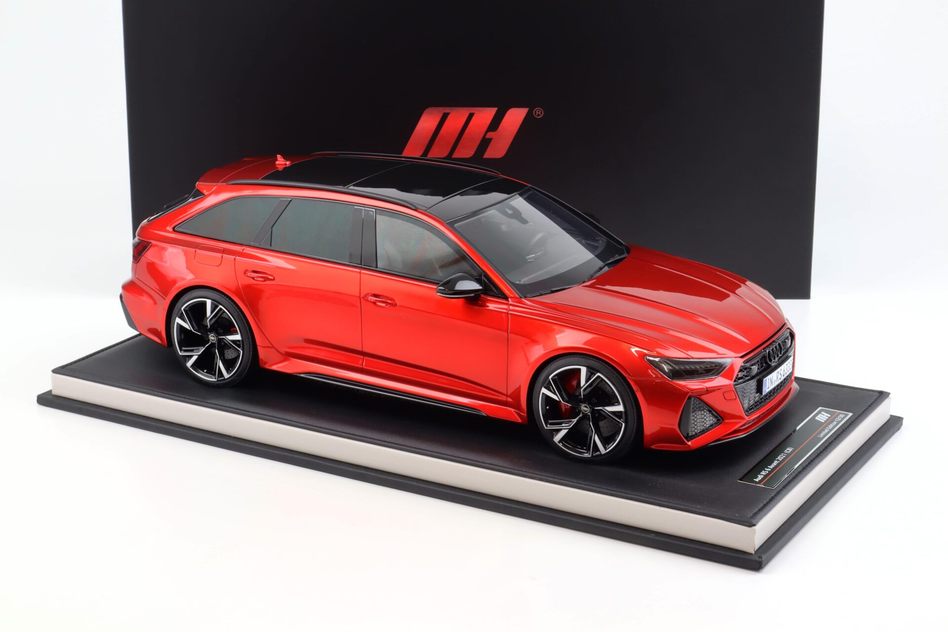 1:12 Motorhelix Audi RS6 Avant C8 red metallic 2021 with display - Limited 30 pcs.