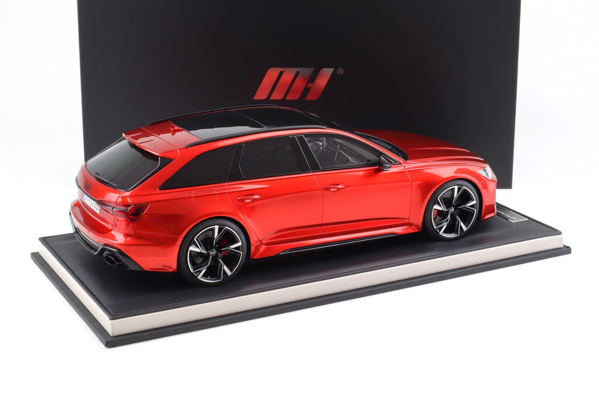 1:12 Motorhelix Audi RS6 Avant C8 red metallic 2021 with display - Limited 30 pcs.