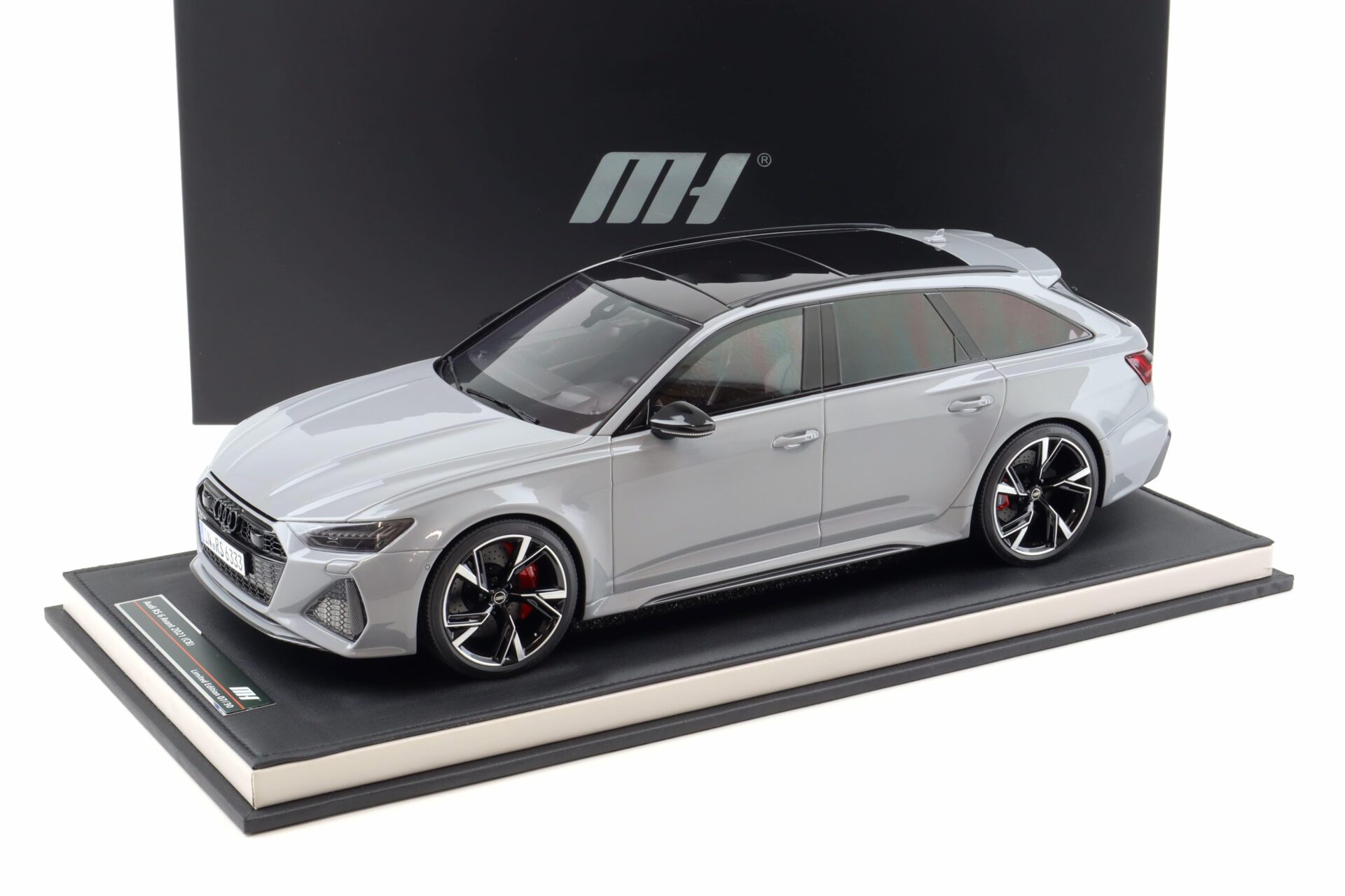 1:12 Motorhelix Audi RS6 Avant C8 Nardo grey 2021 with display - Limited 30 pcs.
