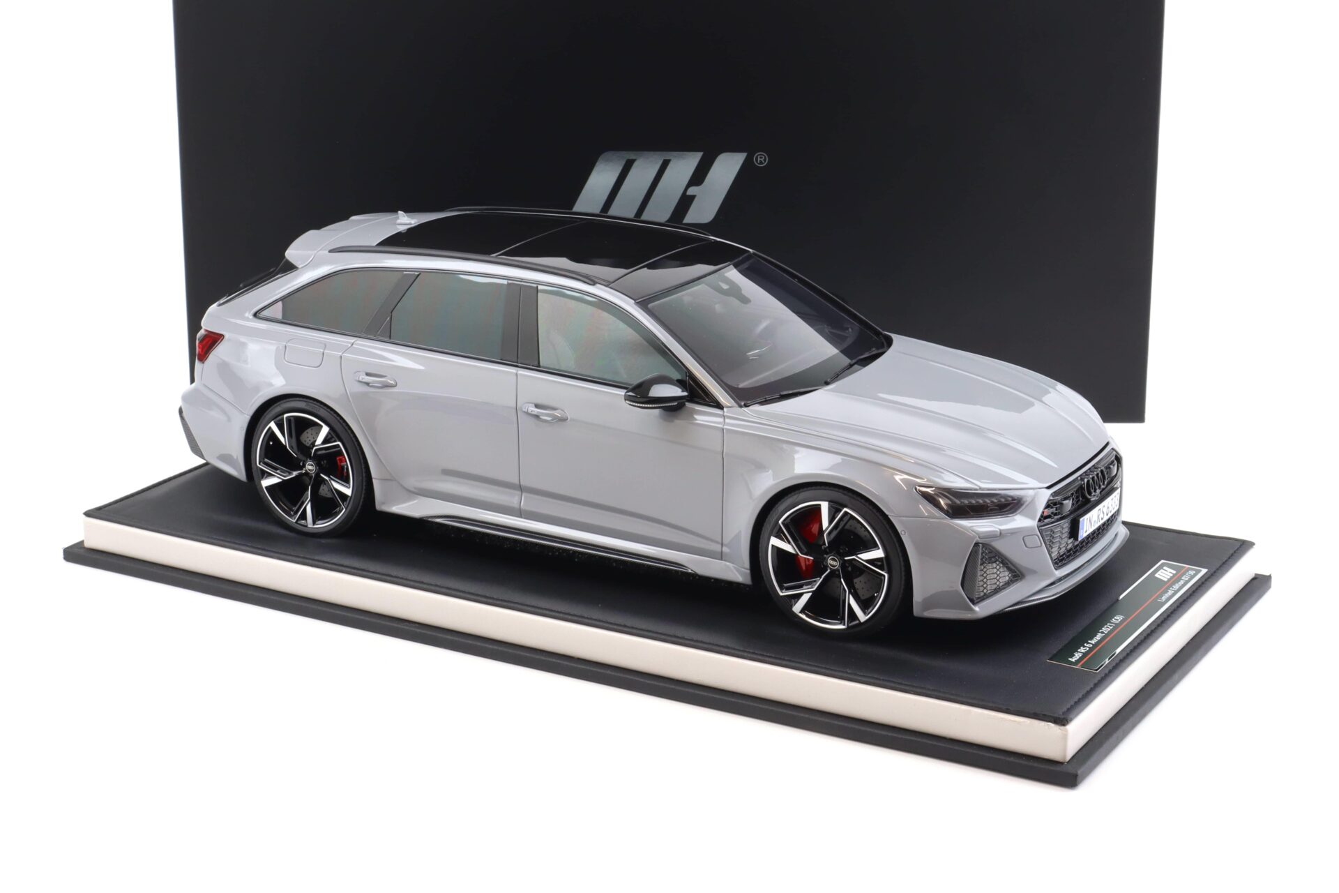 1:12 Motorhelix Audi RS6 Avant C8 Nardo grey 2021 with display - Limited 30 pcs.