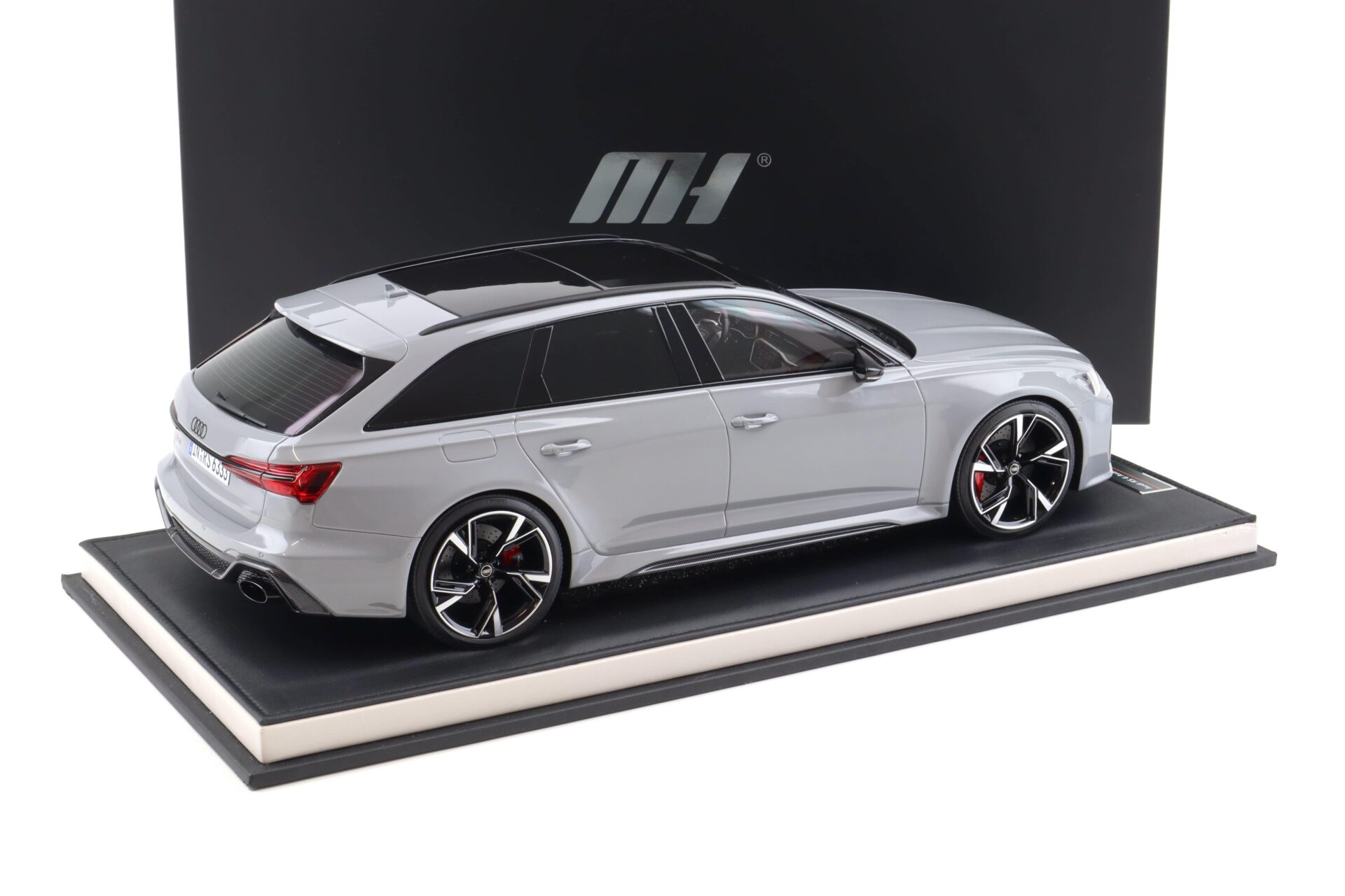 1:12 Motorhelix Audi RS6 Avant C8 Nardo grey 2021 with display - Limited 30 pcs.