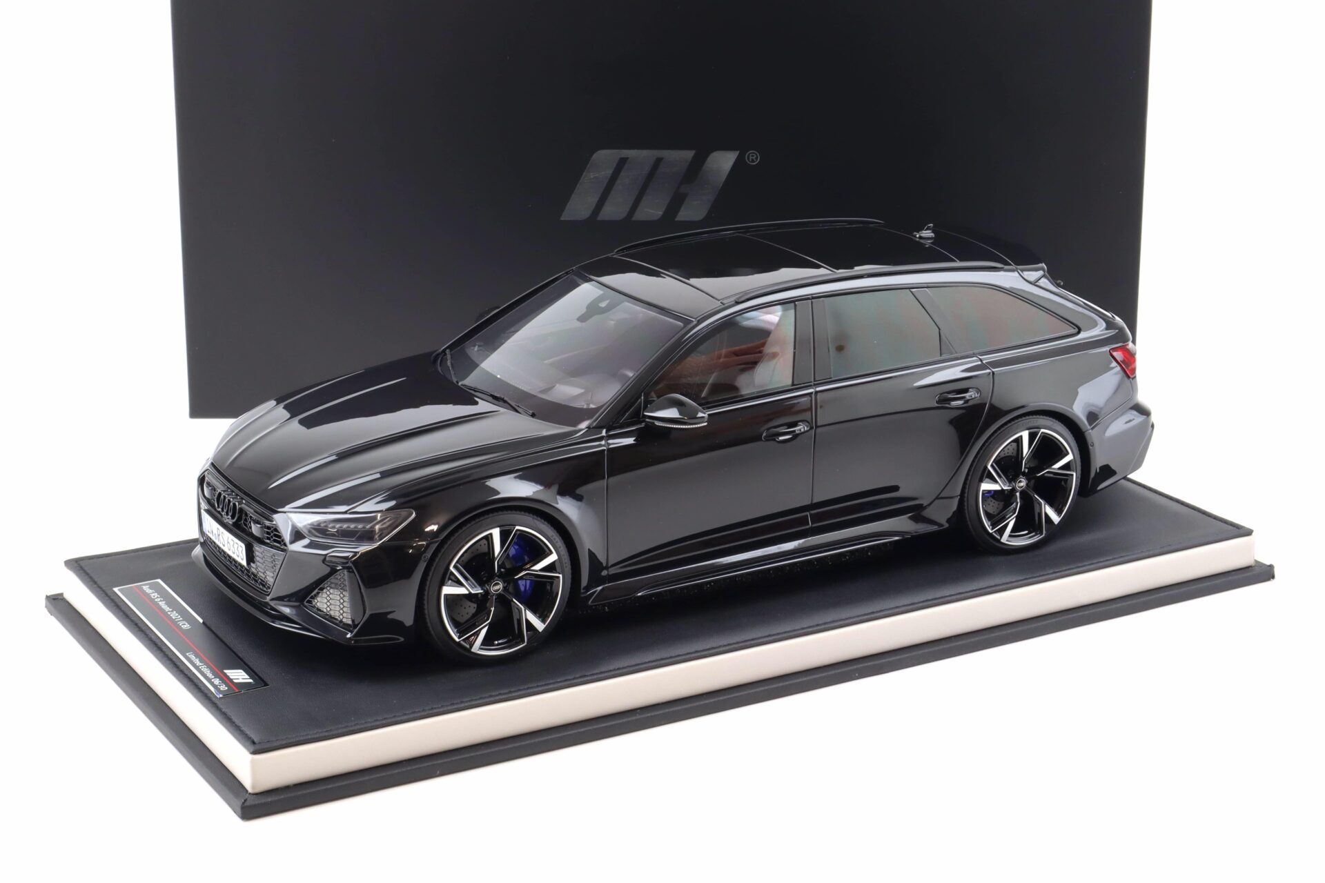 1:12 Motorhelix Audi RS6 Avant C8 black metallic 2021 with display - Limited 30 pcs.