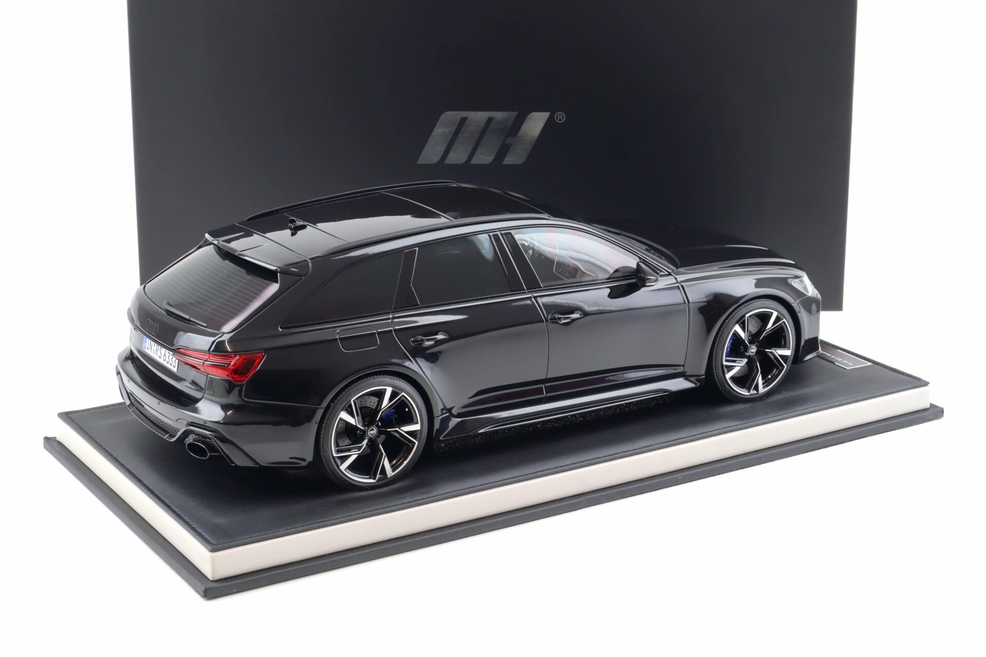 1:12 Motorhelix Audi RS6 Avant C8 black metallic 2021 with display - Limited 30 pcs.