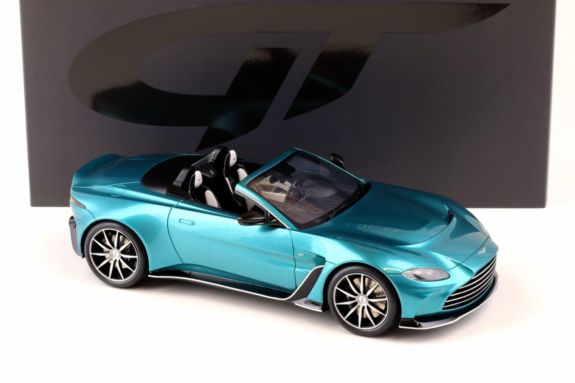 1:18 GT Spirit GT445 Aston Martin V12 Vantage Roadster 2023 green metallic
