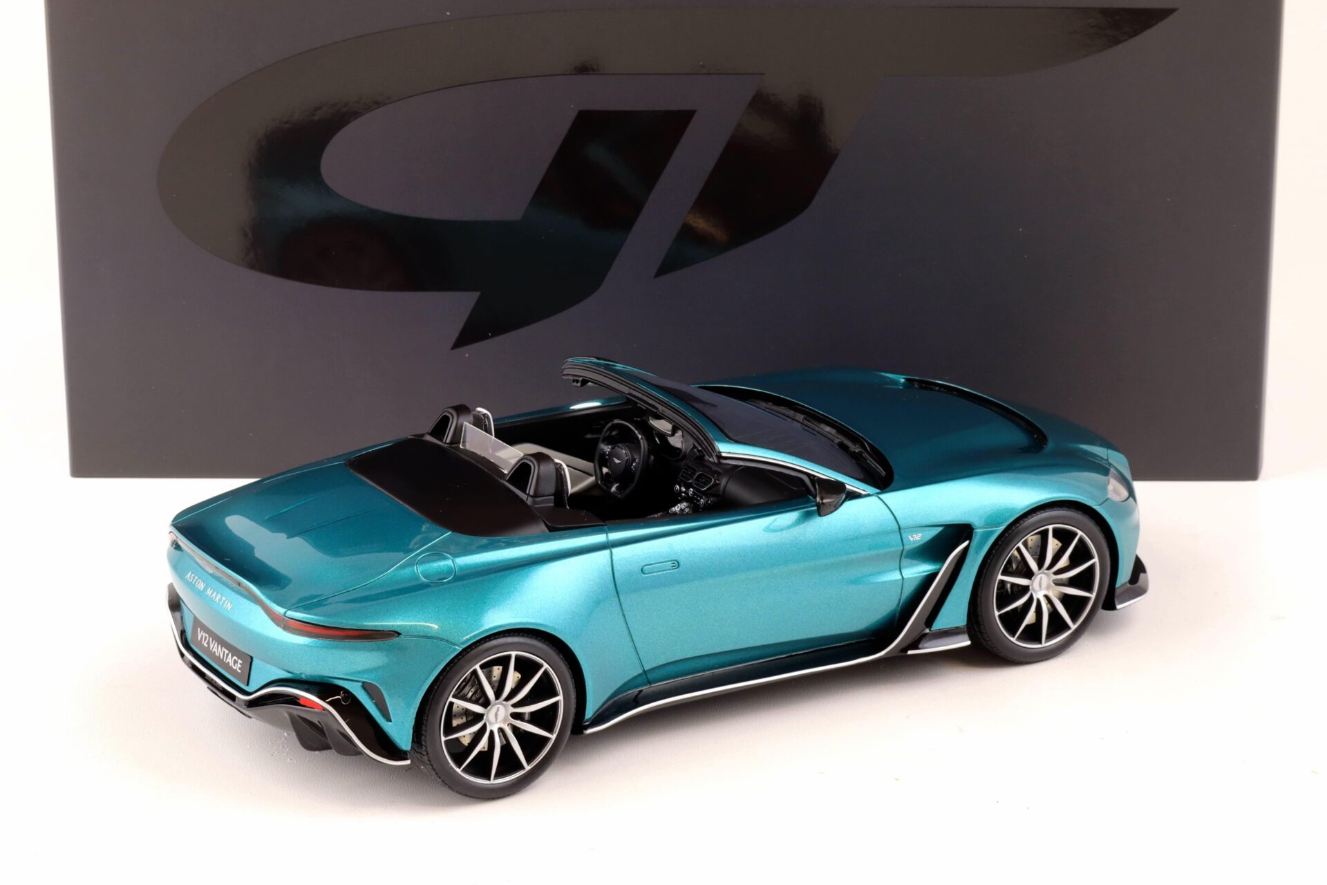 1:18 GT Spirit GT445 Aston Martin V12 Vantage Roadster 2023 green metallic