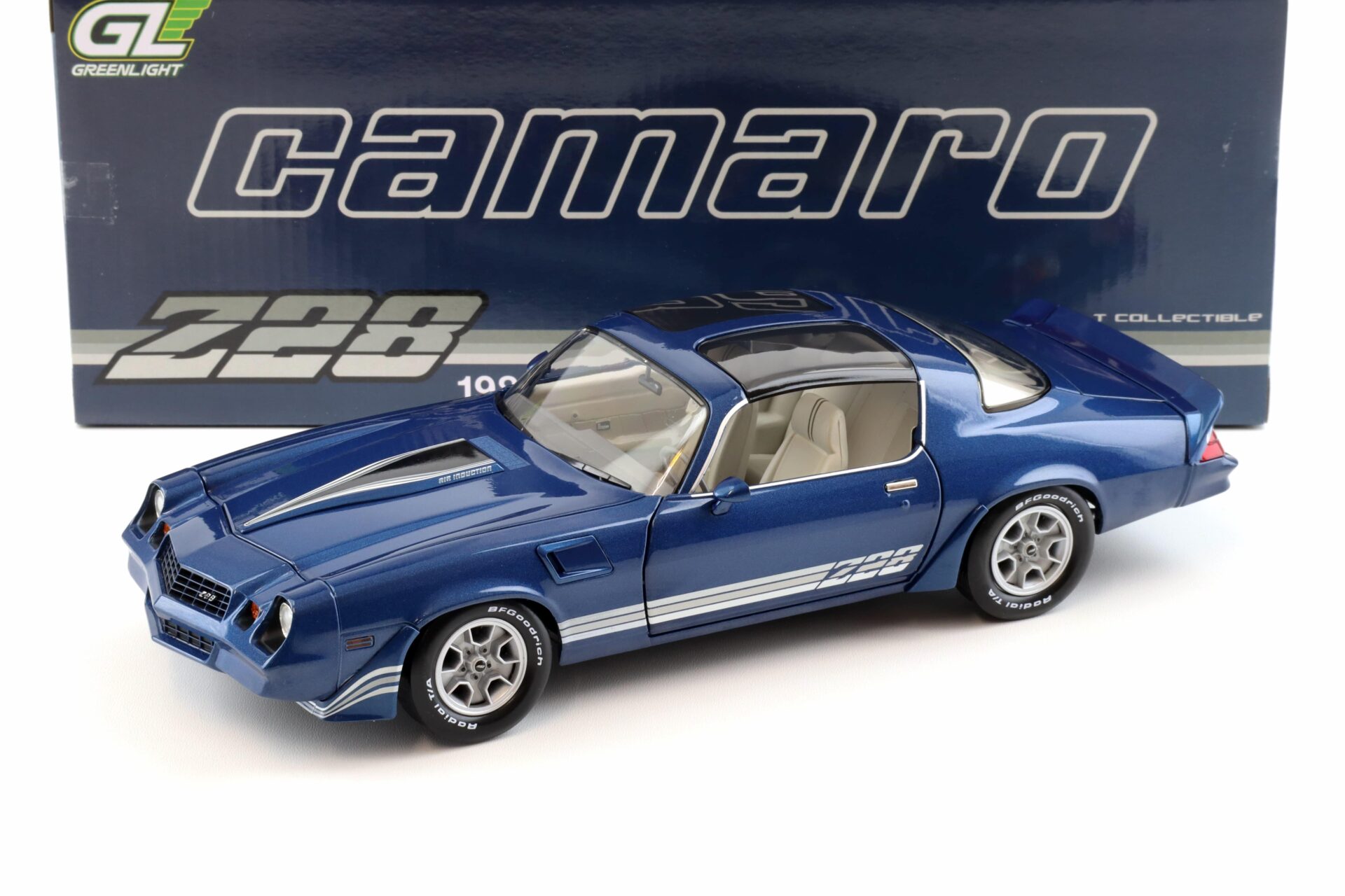 ID 103320 orig.jpg 1:18 Greenlight 1980 Chevrolet Camaro Z28 with T-Tops dark blue with stripes