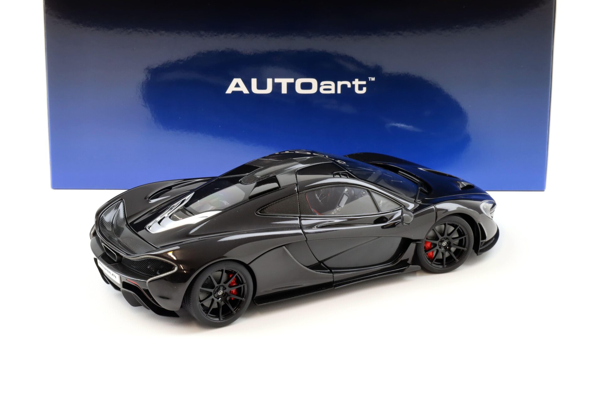 1:18 AUTOart McLAREN P1 2013 Fire black/ red black interior 76065