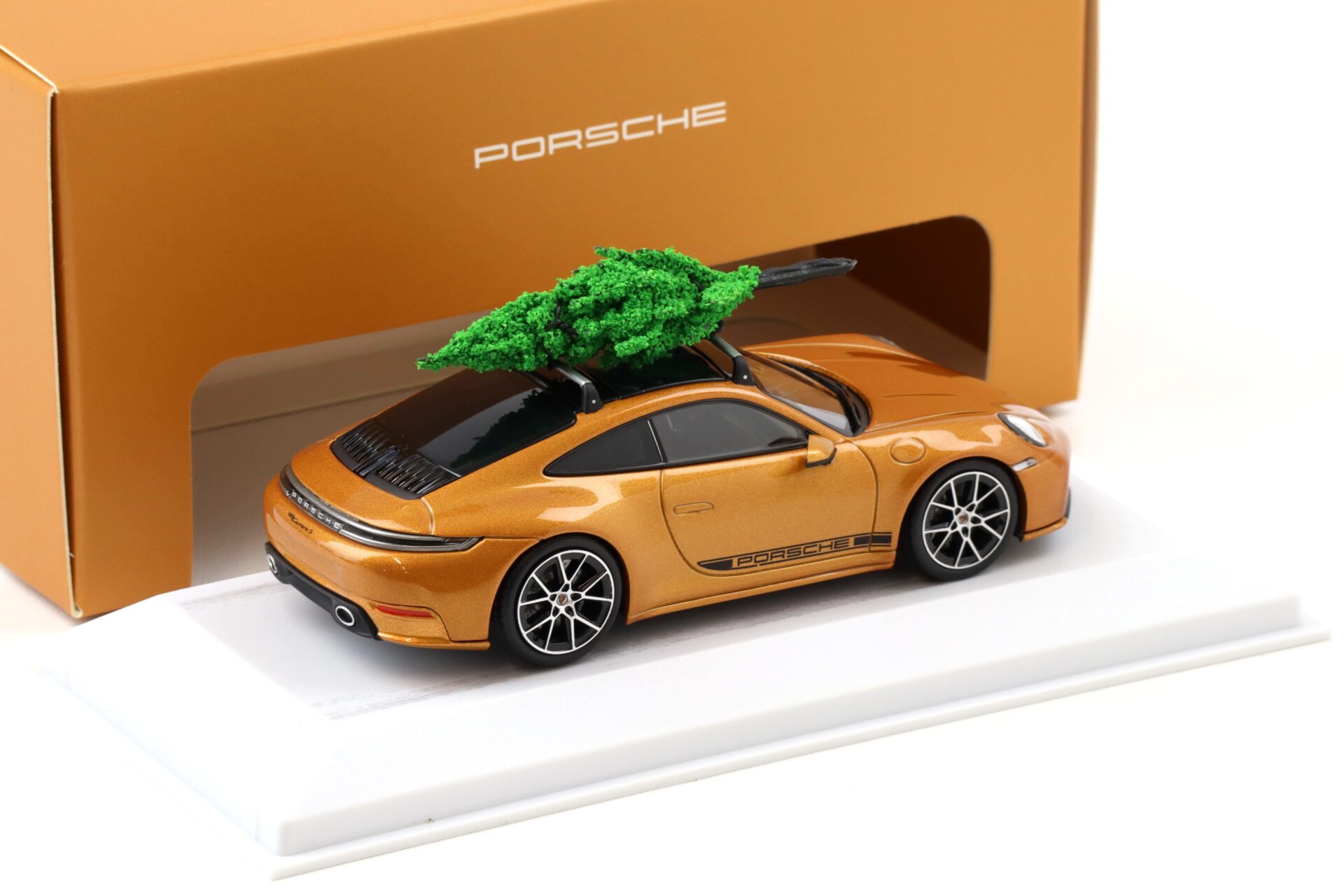 1:43 Minichamps Porsche 911 992.2 Carrera S Nordic gold Xmas 2025 WAP DEALER