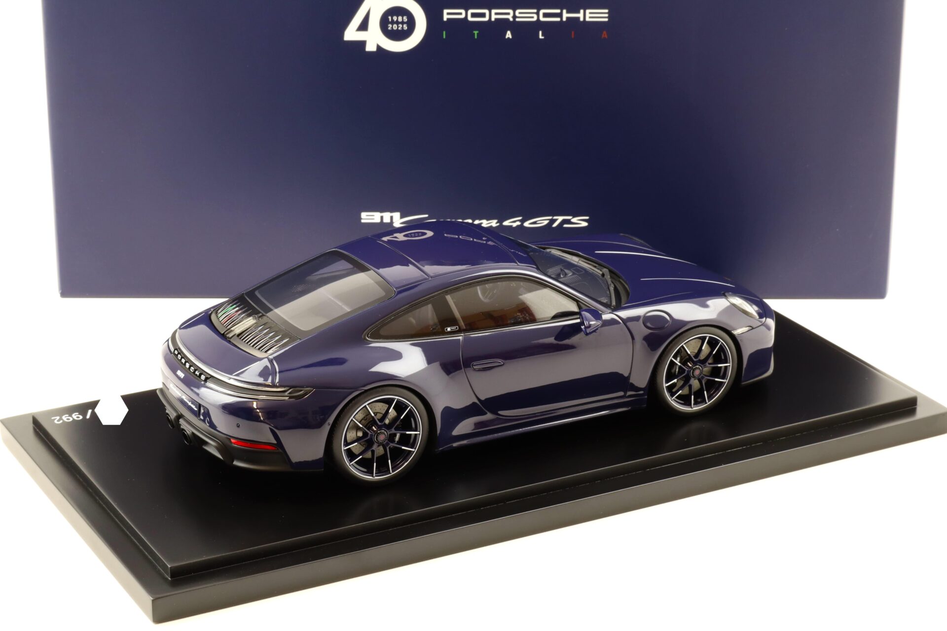 1:18 Spark Porsche 911 992.2 Carrera 4 GTS 40 Years Porsche Italia Blusogno WAP DEALER