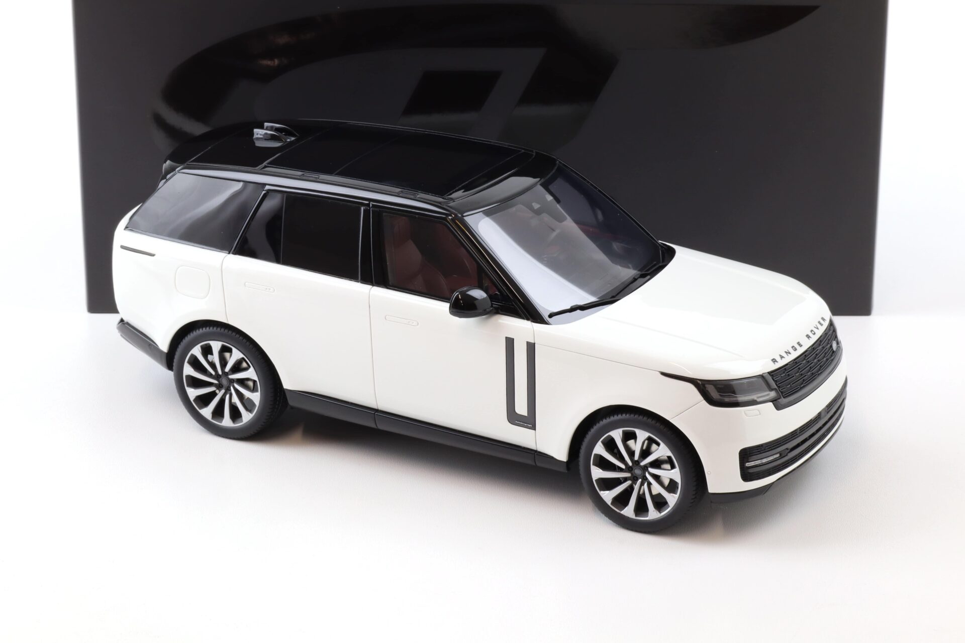 1:18 GT Spirit GT533 Range Rover P530 Autobiography Fuji white 2024