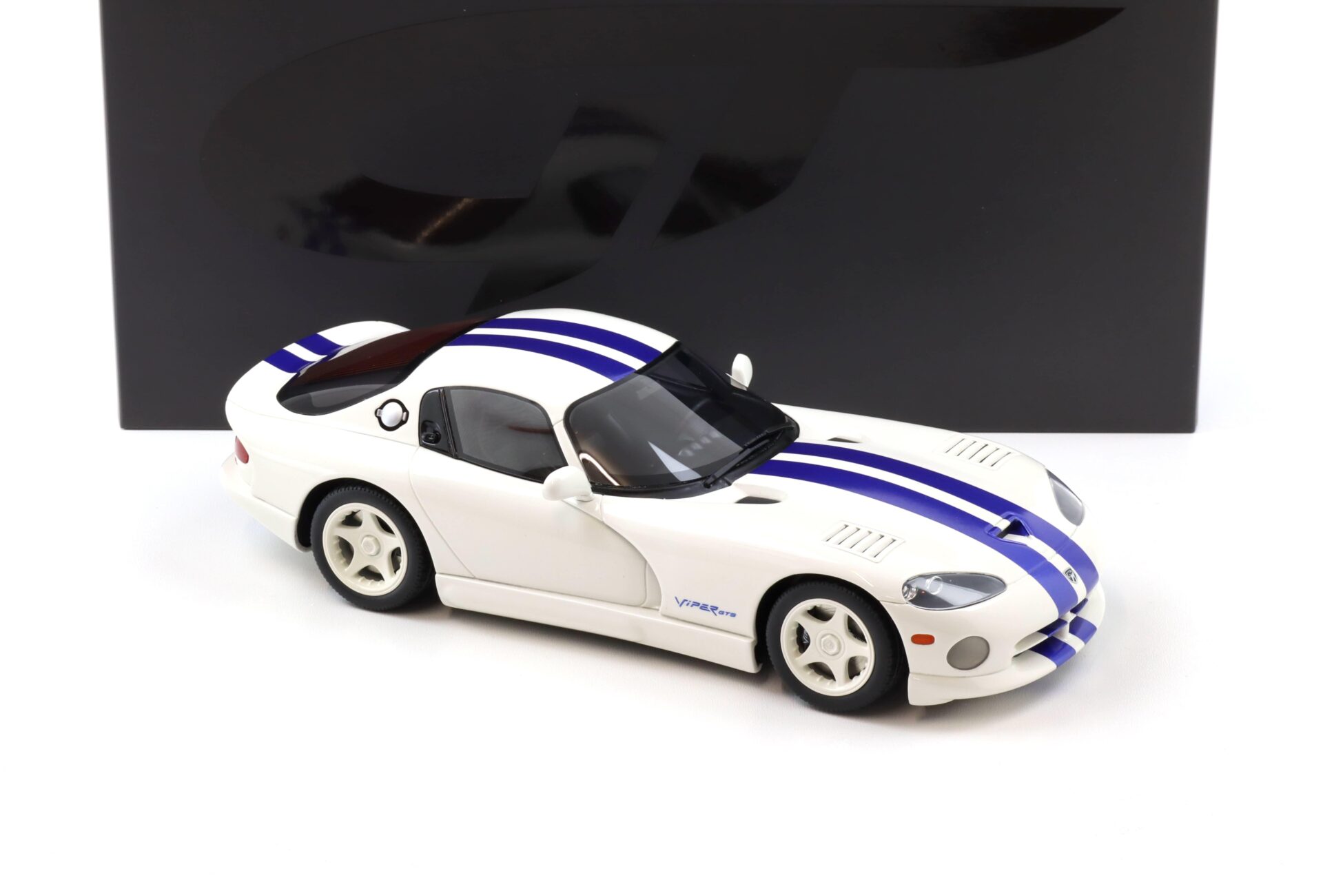 1:18 GT Spirit GT940 Dodge Viper GTS Coupe Stone white/ blue stripes 1996