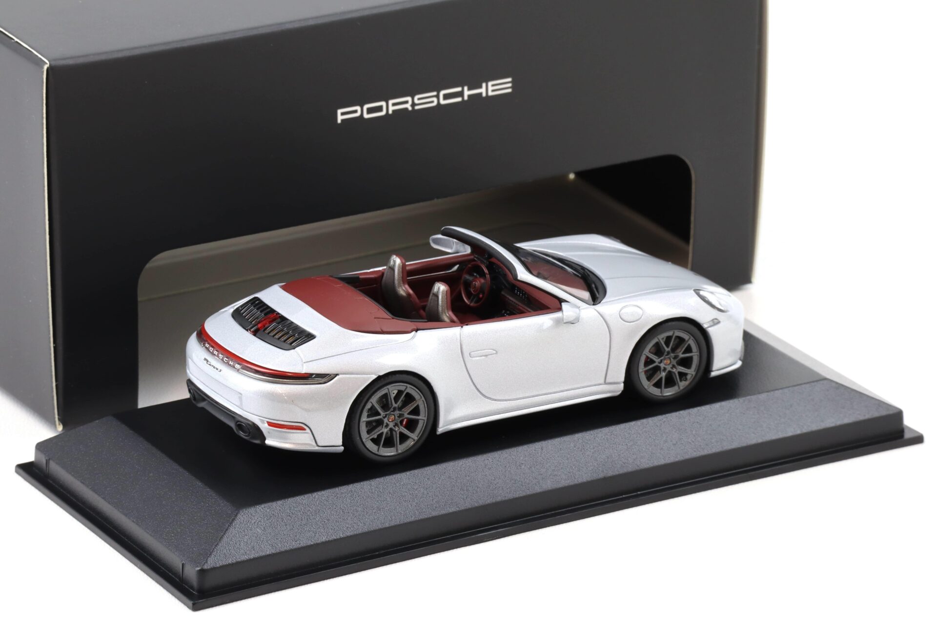 1:43 Minichamps Porsche 911 992.2 Carrera S Cabriolet Ice grey metallic WAP DEALER