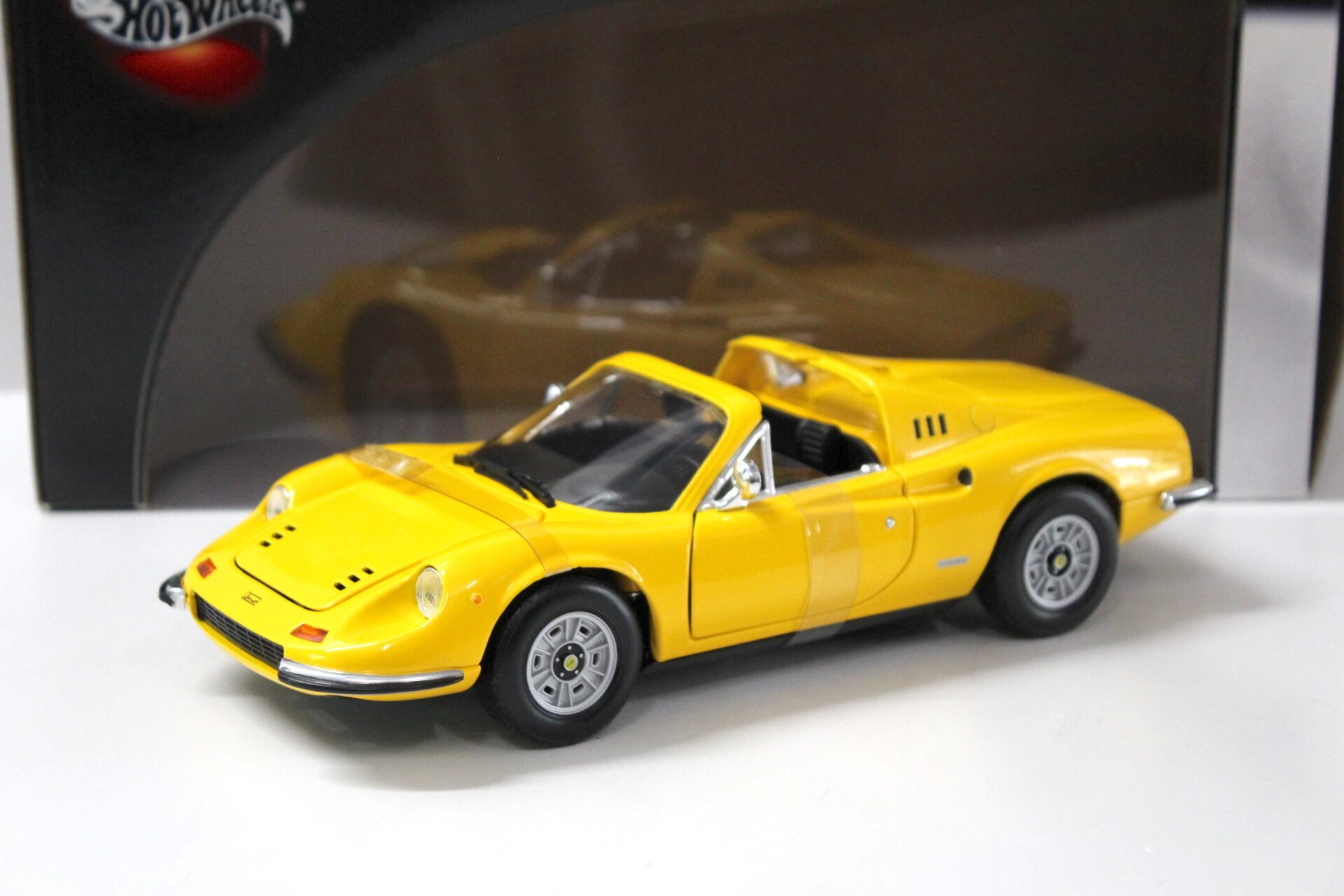 1:18 Hot Wheels Ferrari Dino 246 GTS yellow