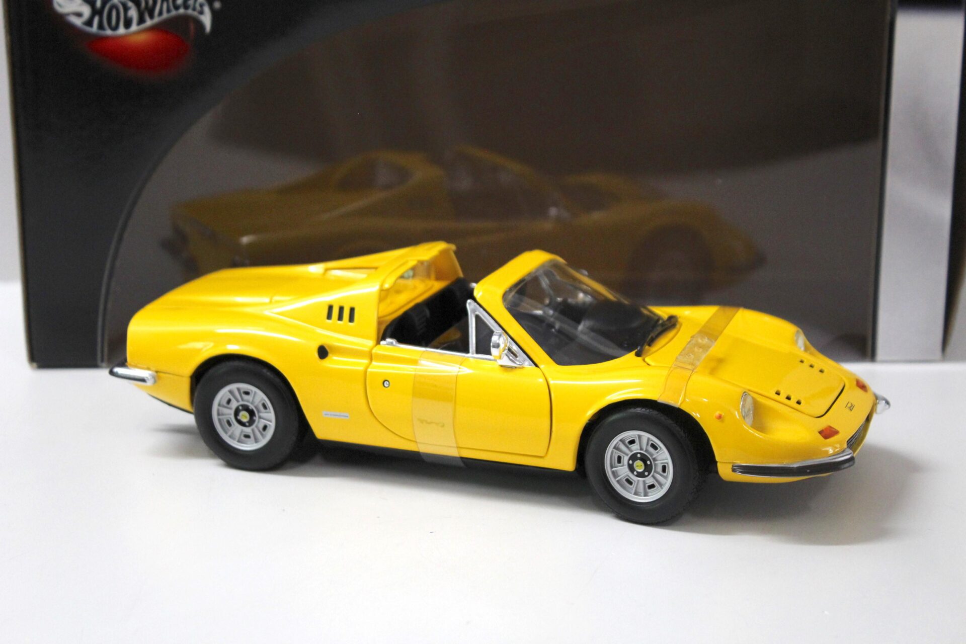 1:18 Hot Wheels Ferrari Dino 246 GTS yellow
