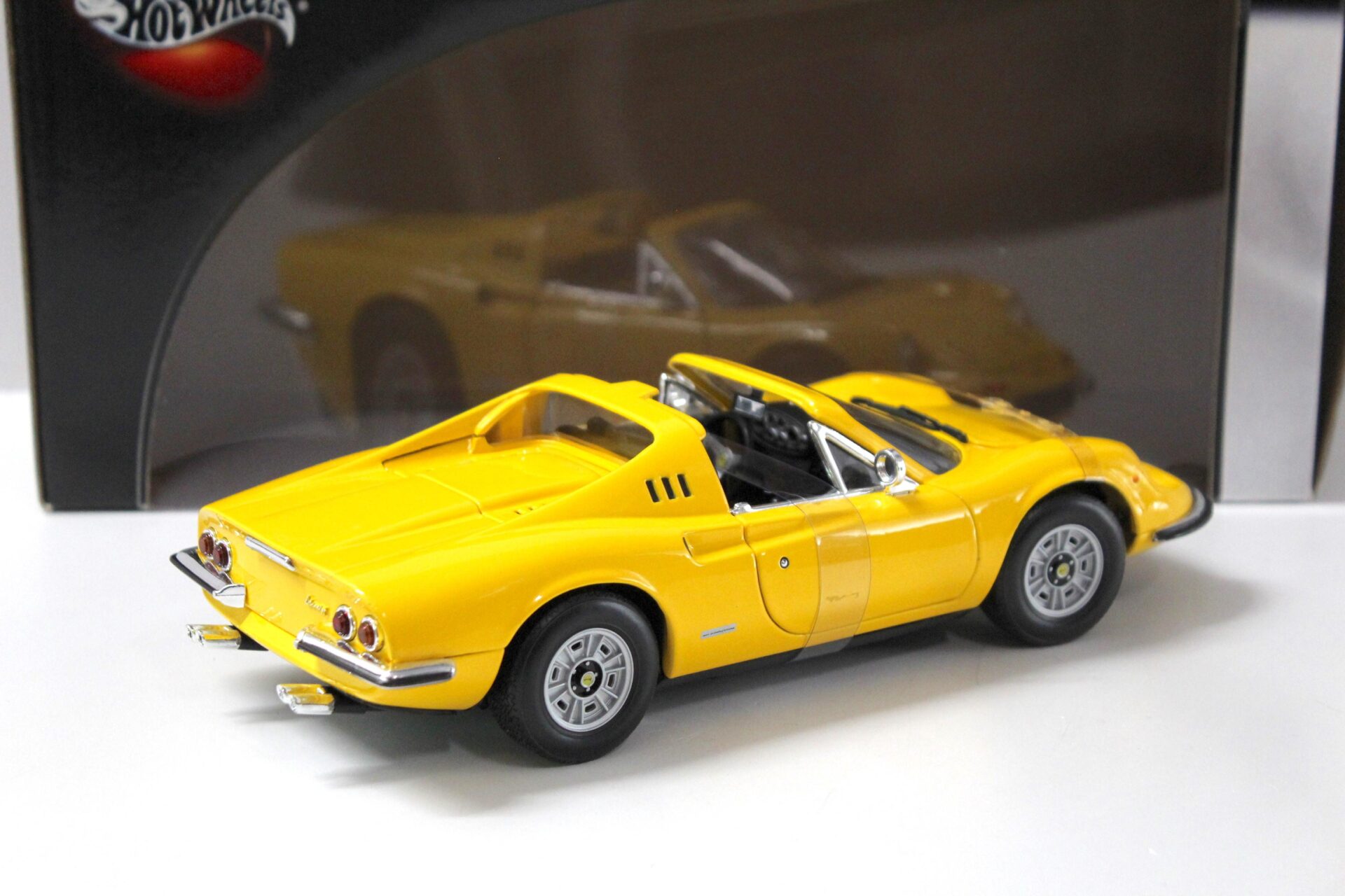 1:18 Hot Wheels Ferrari Dino 246 GTS yellow