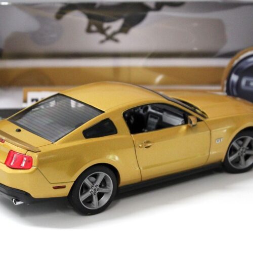 1:18 Greenlight Ford Mustang GT 2010 Coupe gold
