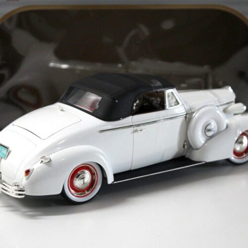 1:18 Signature Models 1938 Buick Century Convertible white - Image 3