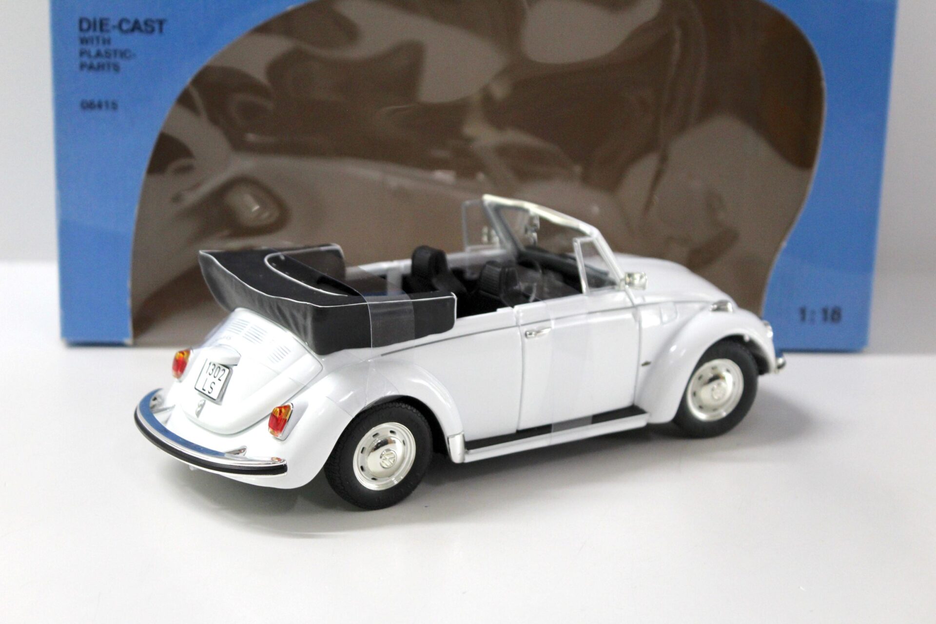 1:18 Revell VW Käfer 1302 LS Cabriolet white