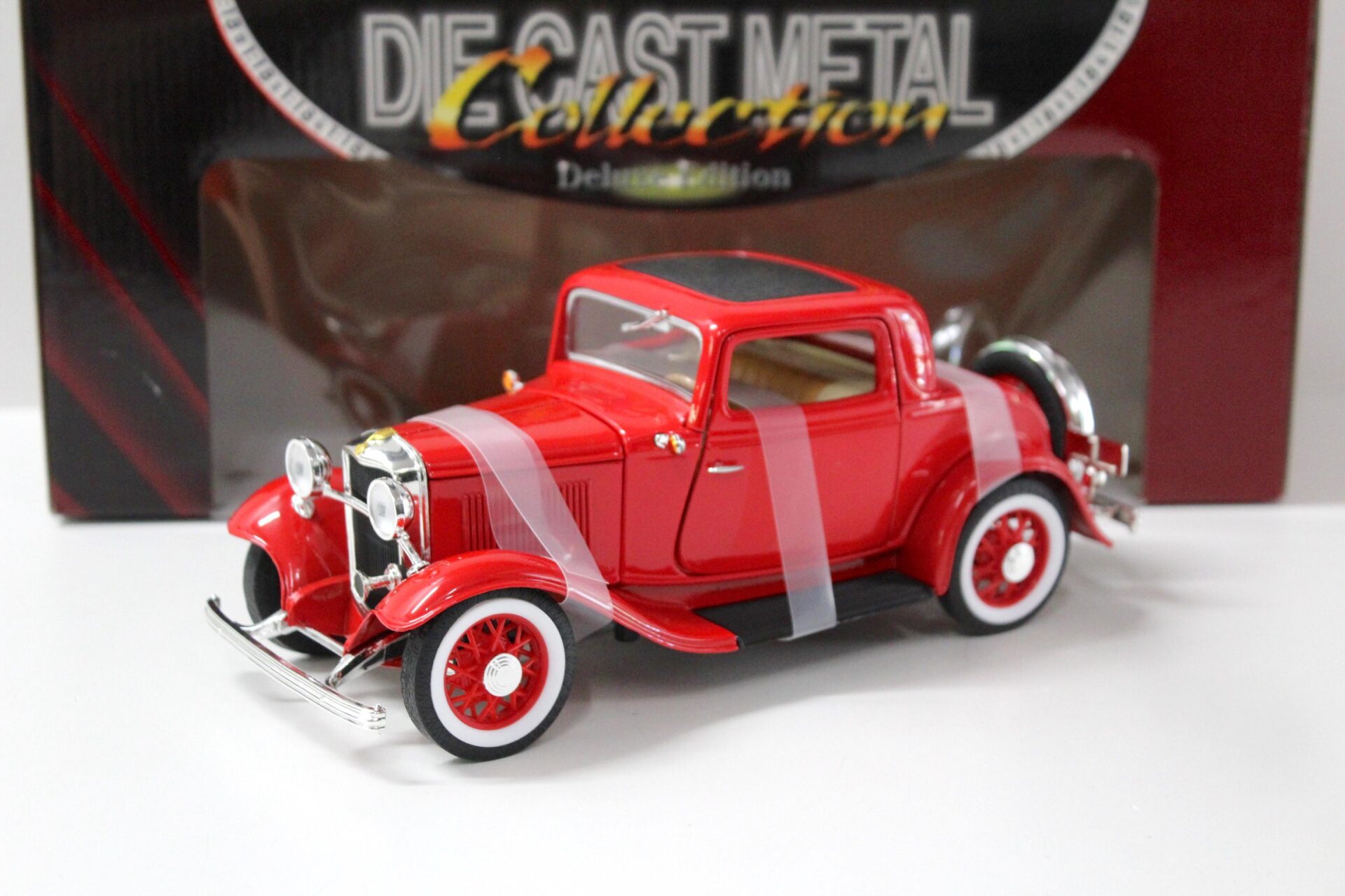 ID 43813 orig.jpg 1:18 Road Signature 1932 Ford 3-Window Coupe red