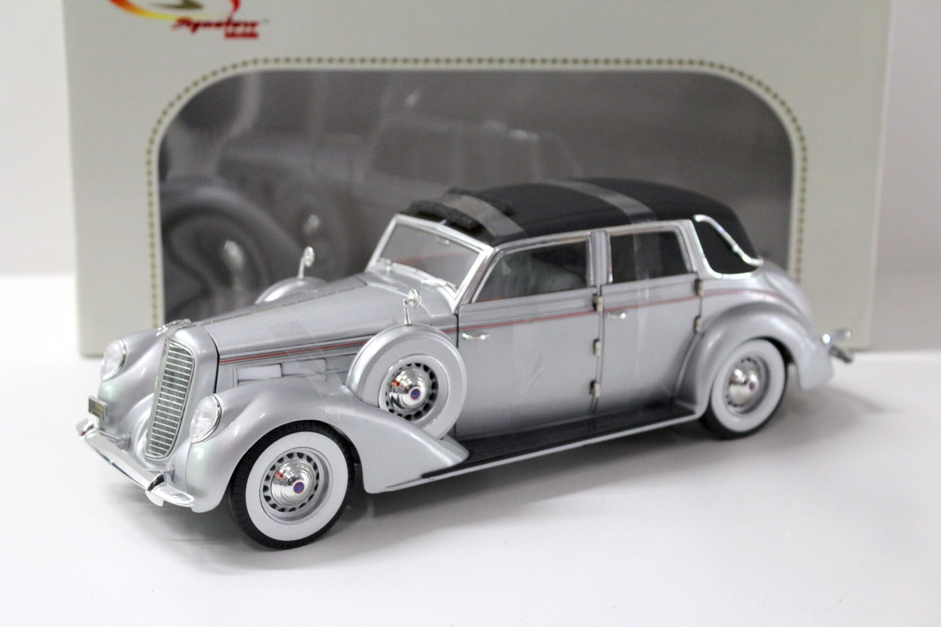 1:18 Signature Models 1937 Lincoln Touring Cabriolet silver