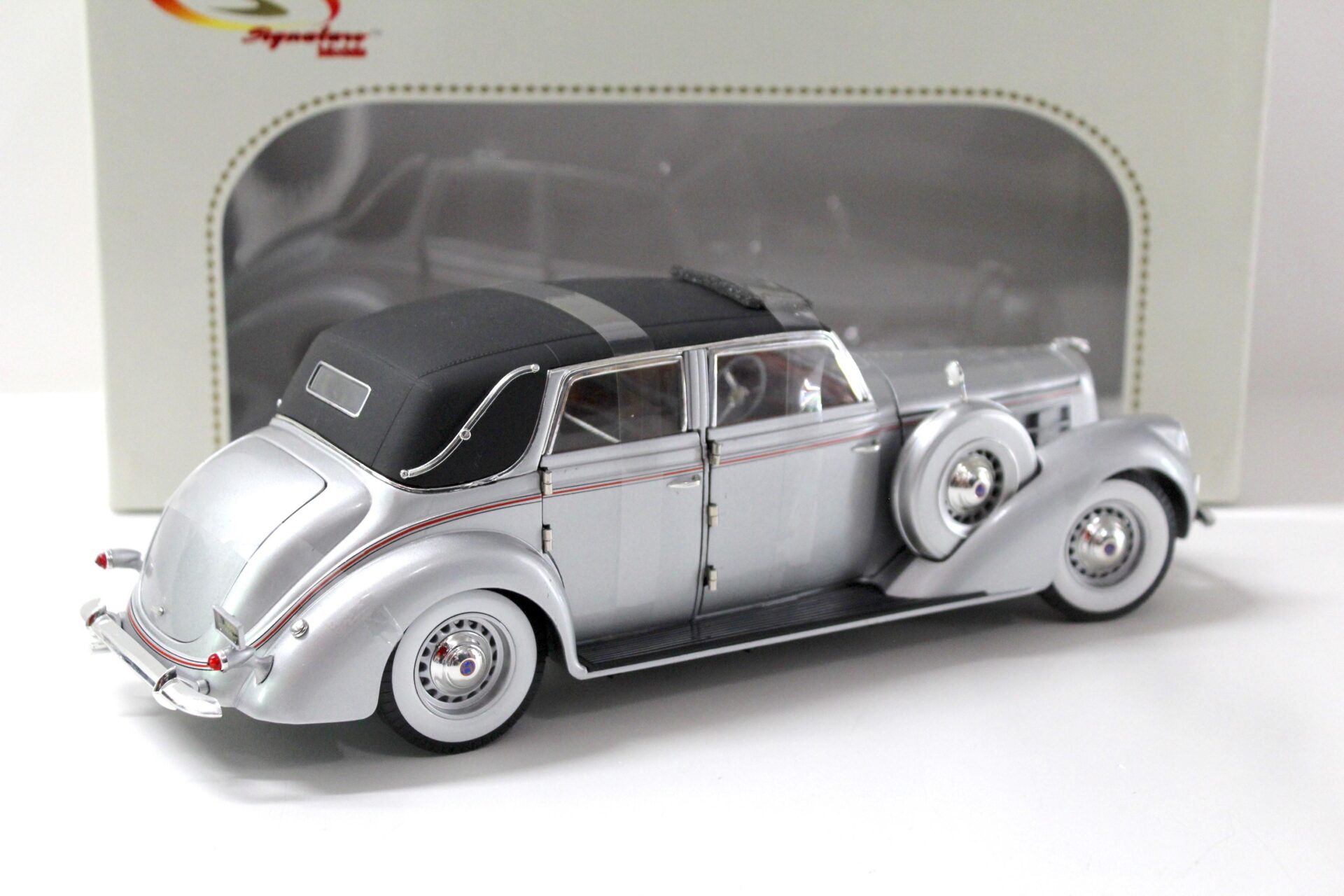 1:18 Signature Models 1937 Lincoln Touring Cabriolet silver