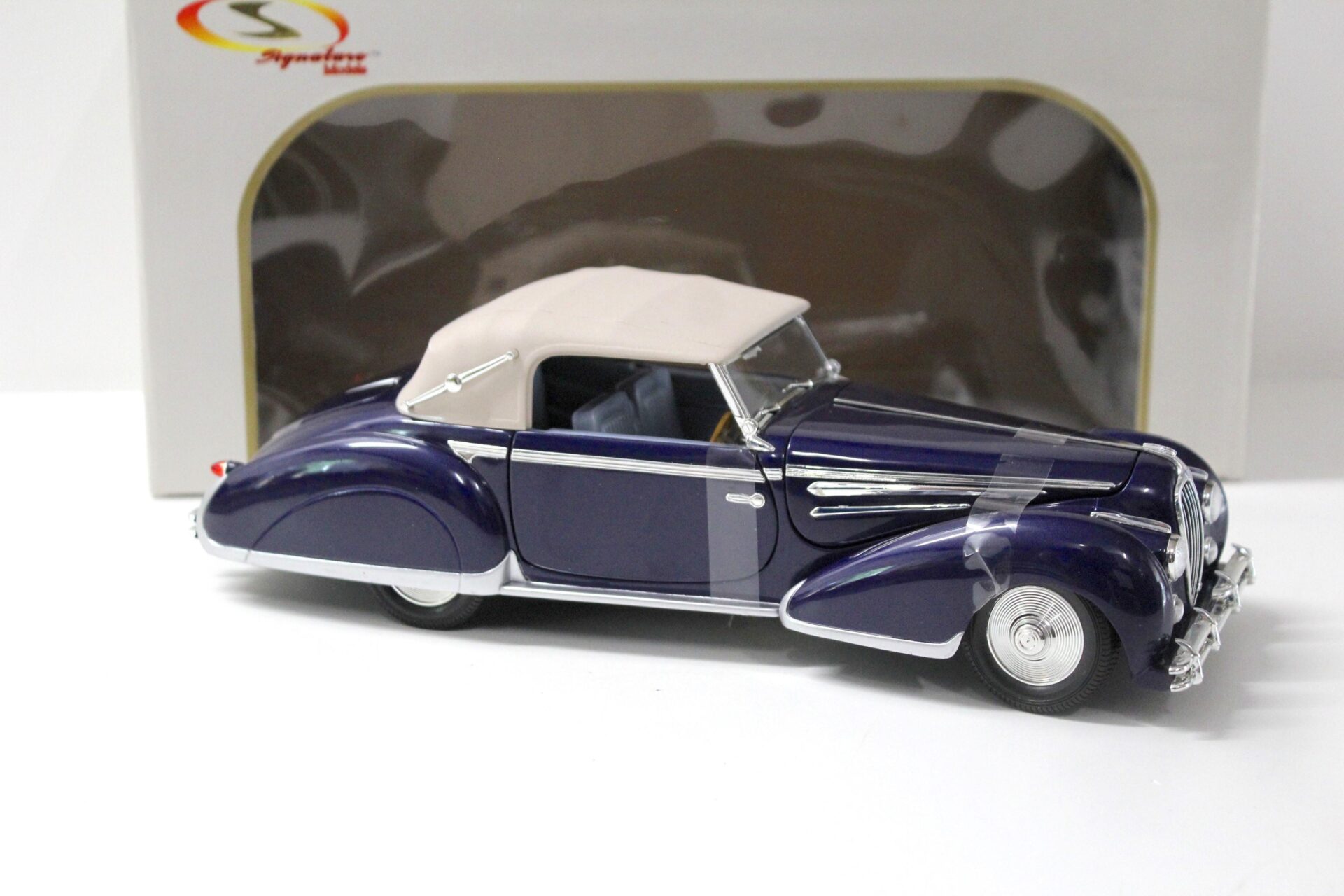 1:18 Signature Models 1947 Delahaye 135M dark blue