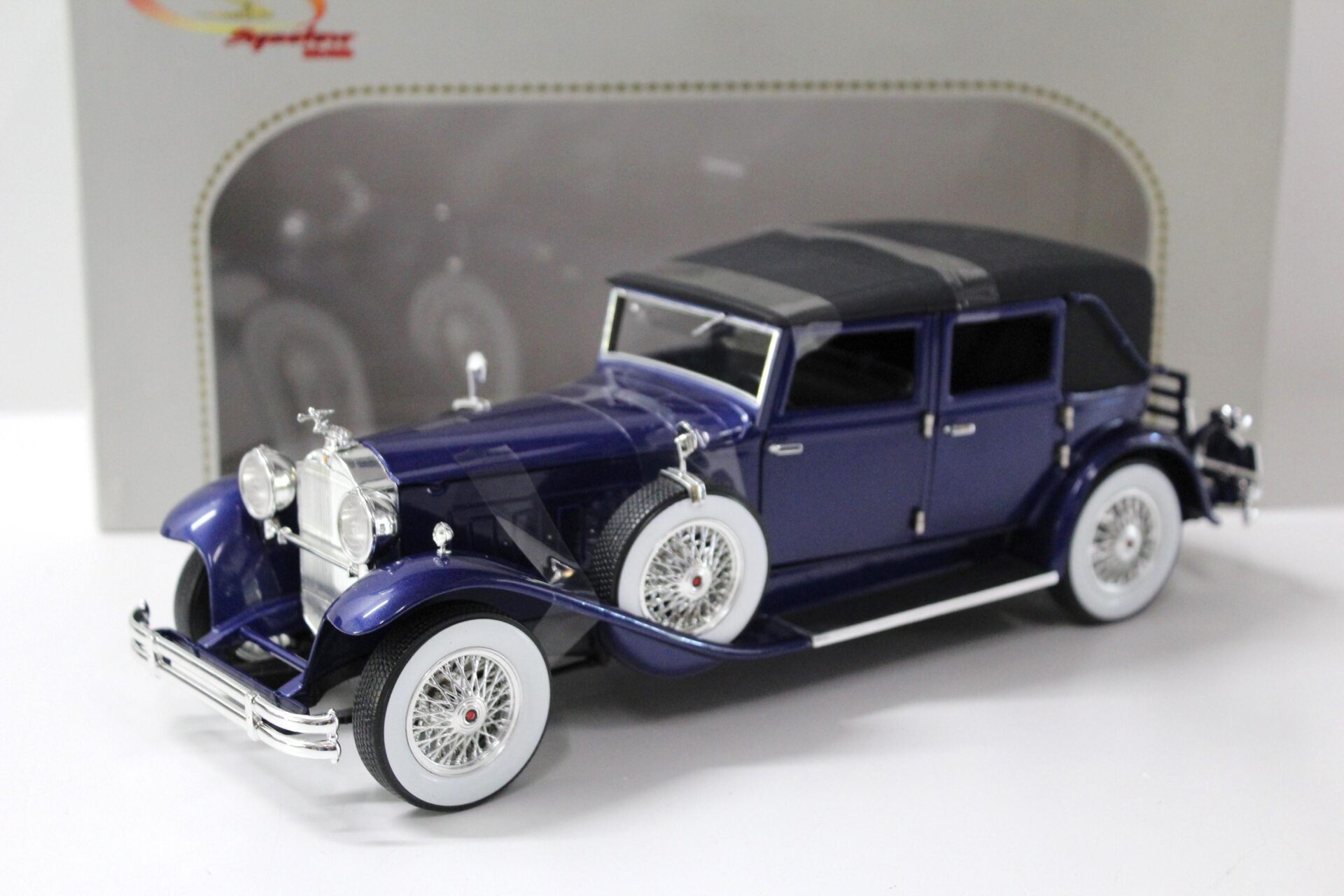 1:18 Signature Models 1930 Packard LeBaron blue