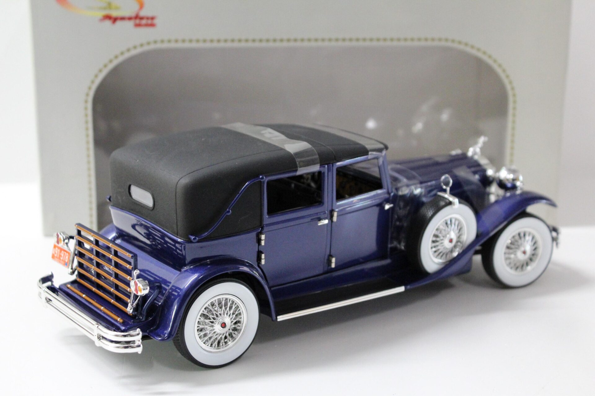 1:18 Signature Models 1930 Packard LeBaron blue