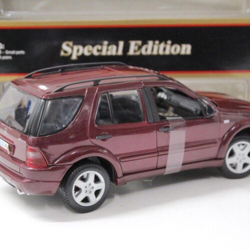 1:18 Maisto Mercedes Benz ML 55 AMG darkred