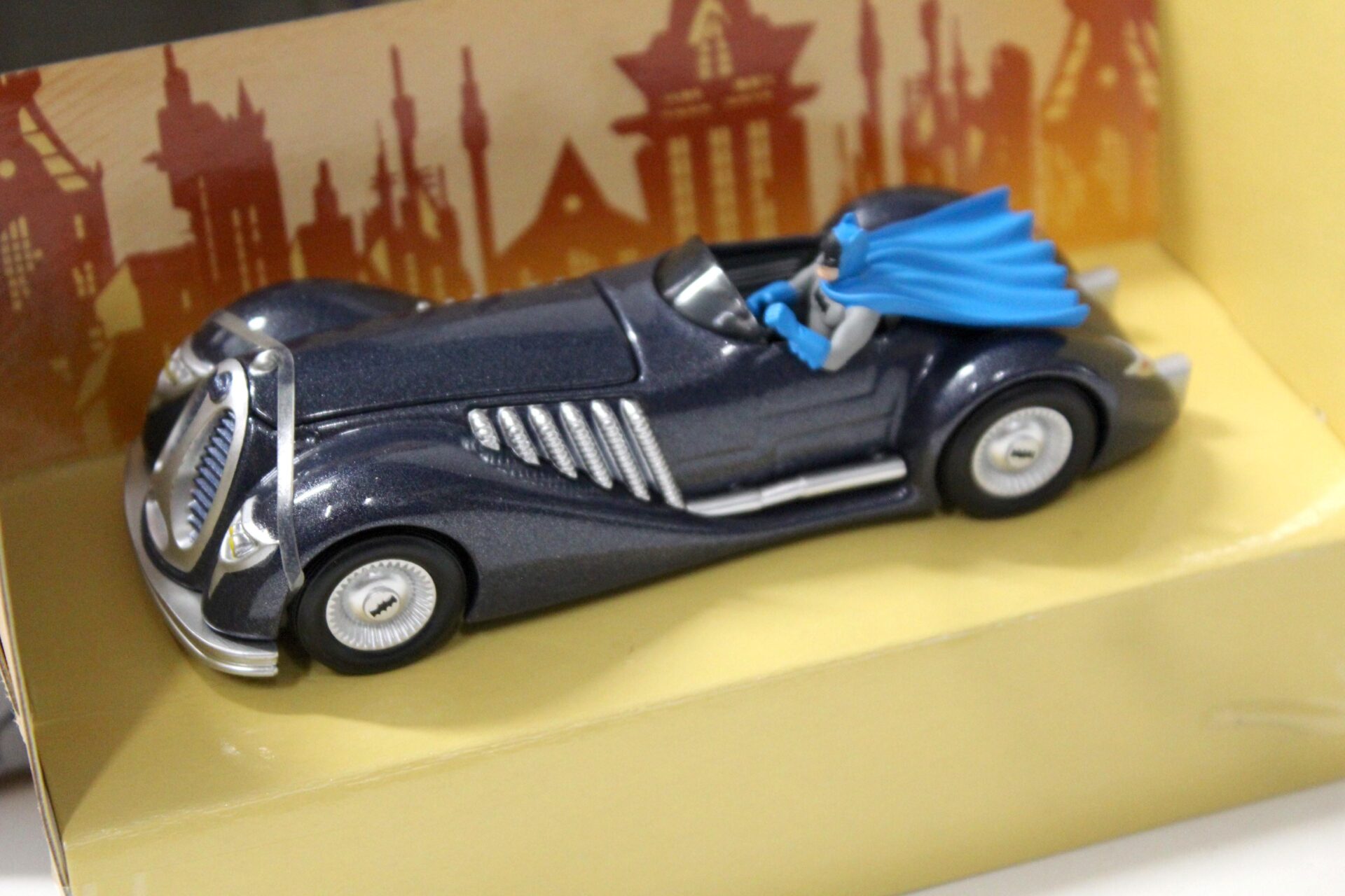 1:43 Corgi 1940Â´s DC Comics BATMOBILE BMBV2 Batman grey