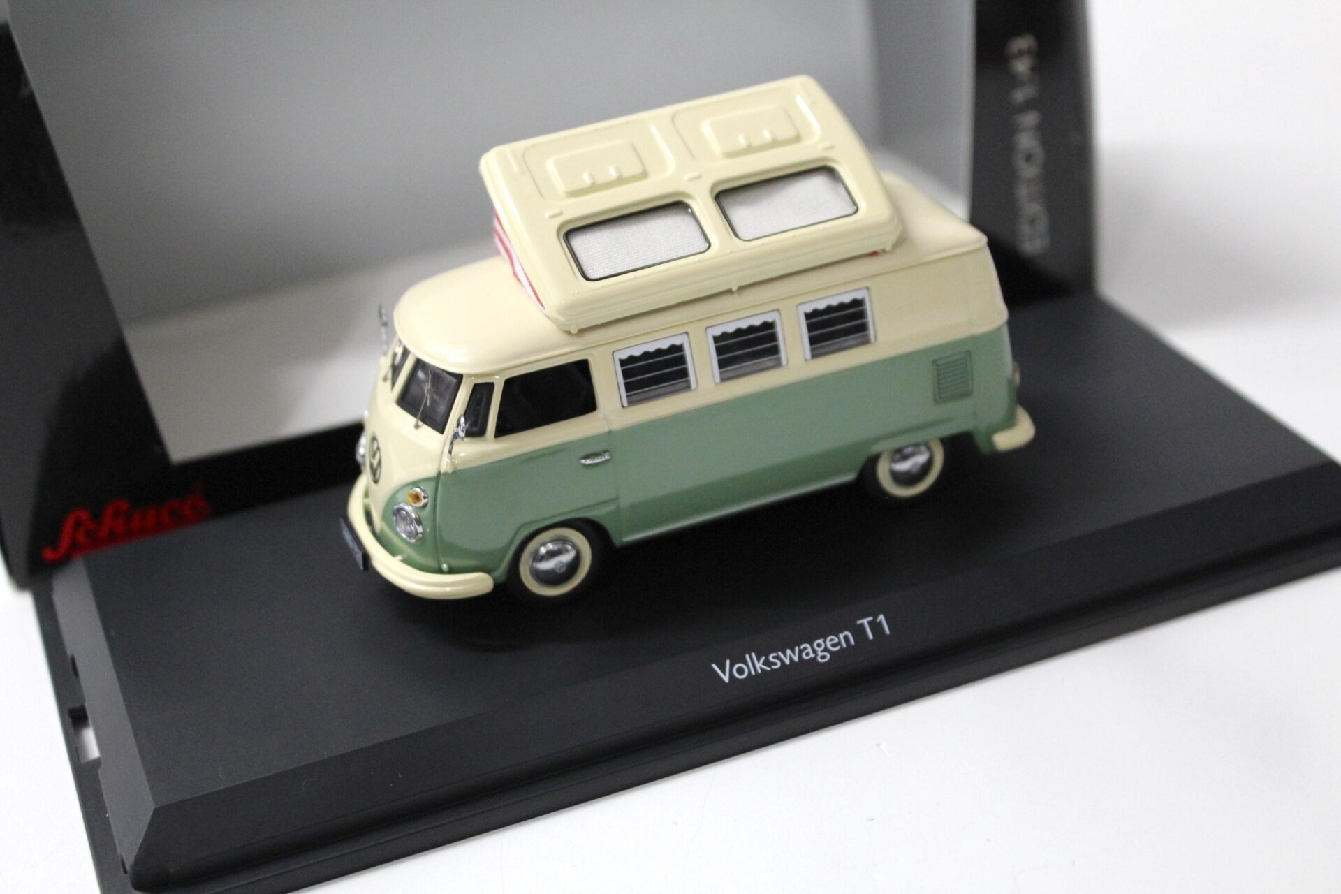 1:43 Schuco Volkswagen VW T1 Campingbus green/ white