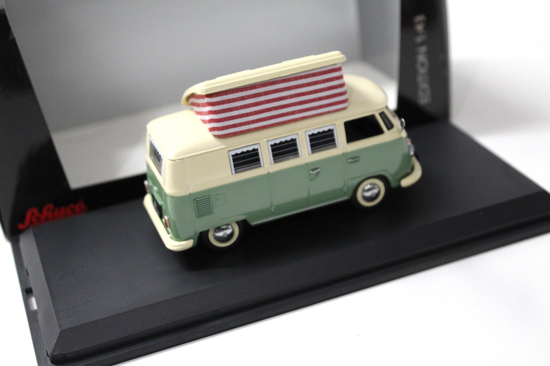 1:43 Schuco Volkswagen VW T1 Campingbus green/ white