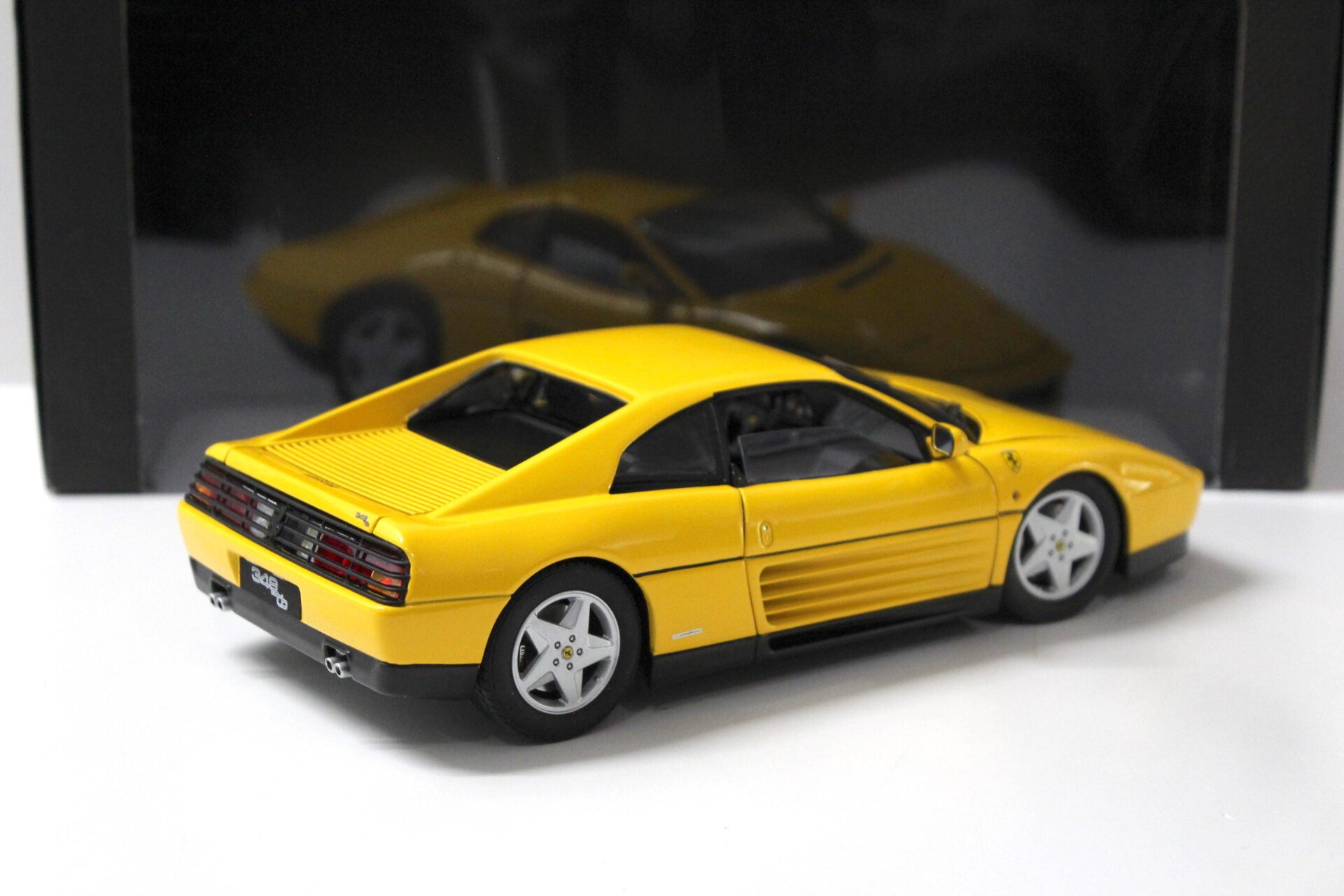 1:18 Hot Wheels Elite Ferrari 348tb Coupe yellow