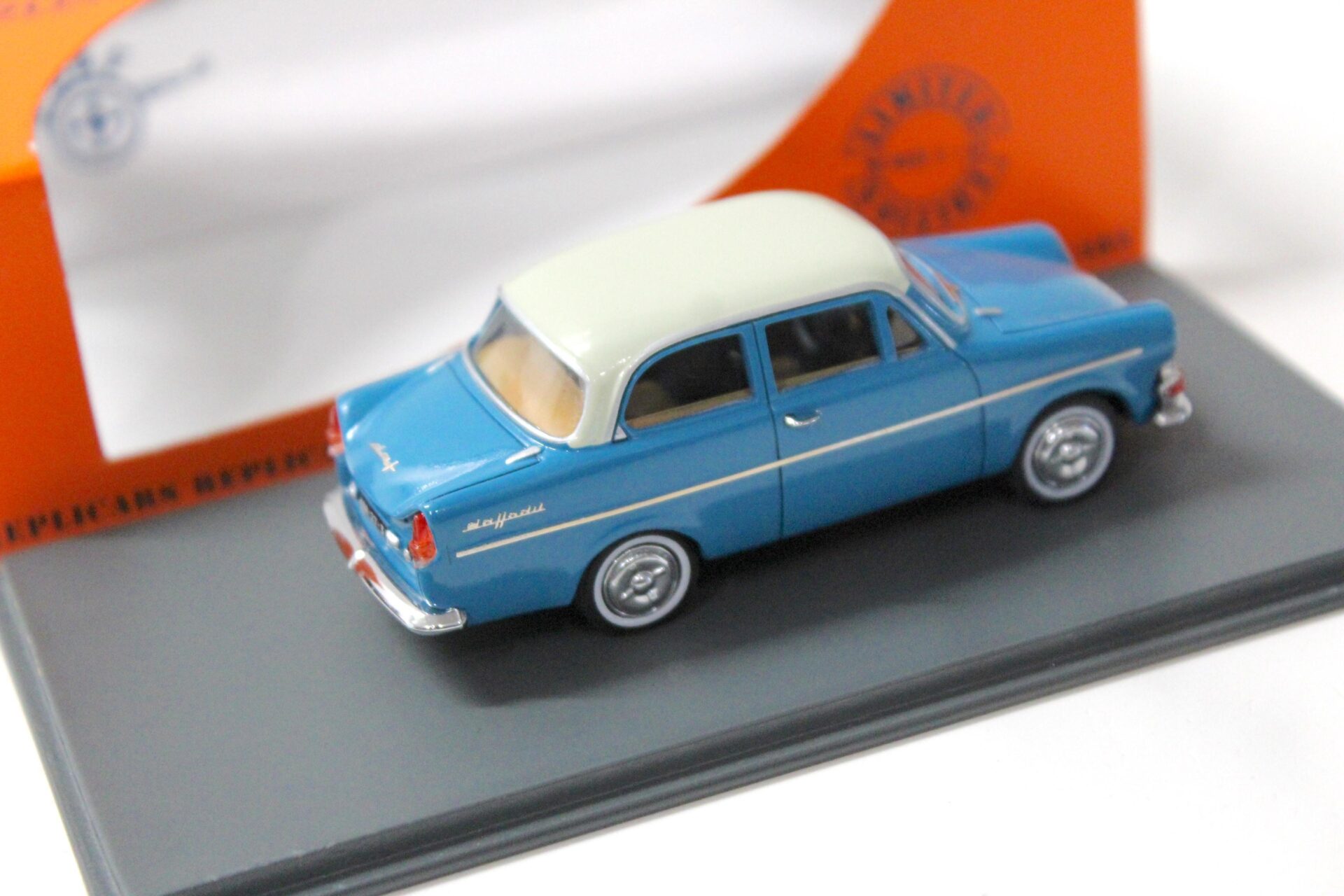 1:43 Replicars DAF Daffodil blue/ white roof