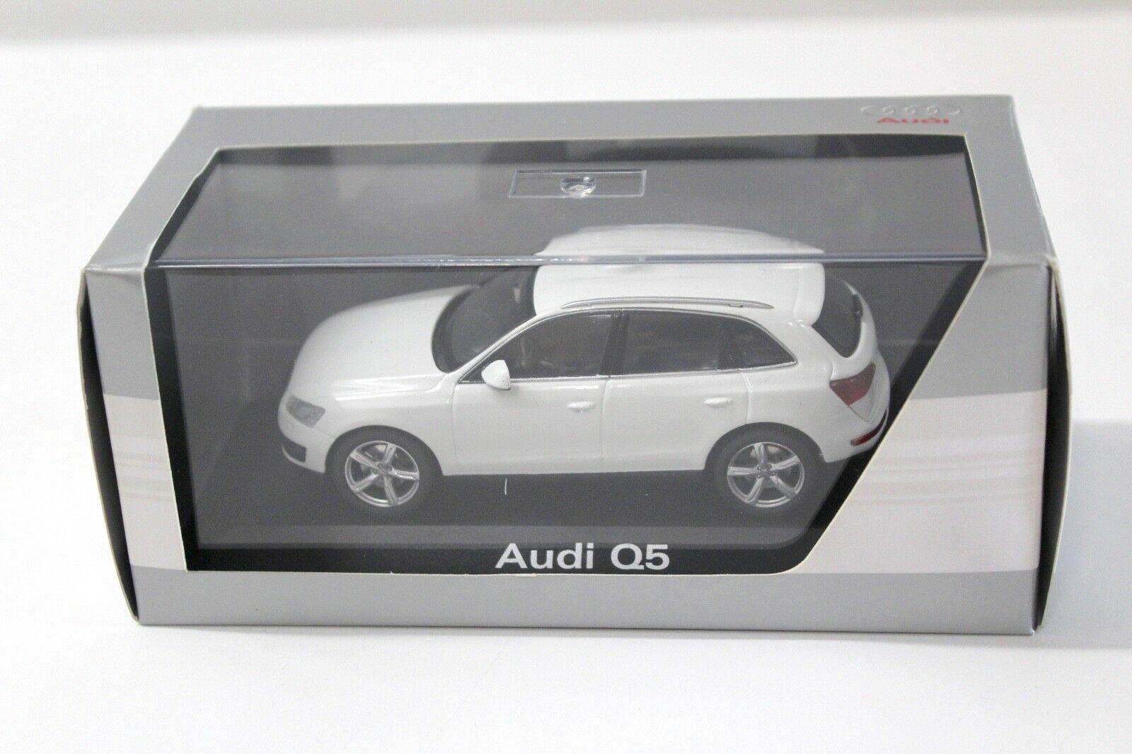 1:43 Schuco Audi Q5 white DEALER VERSION