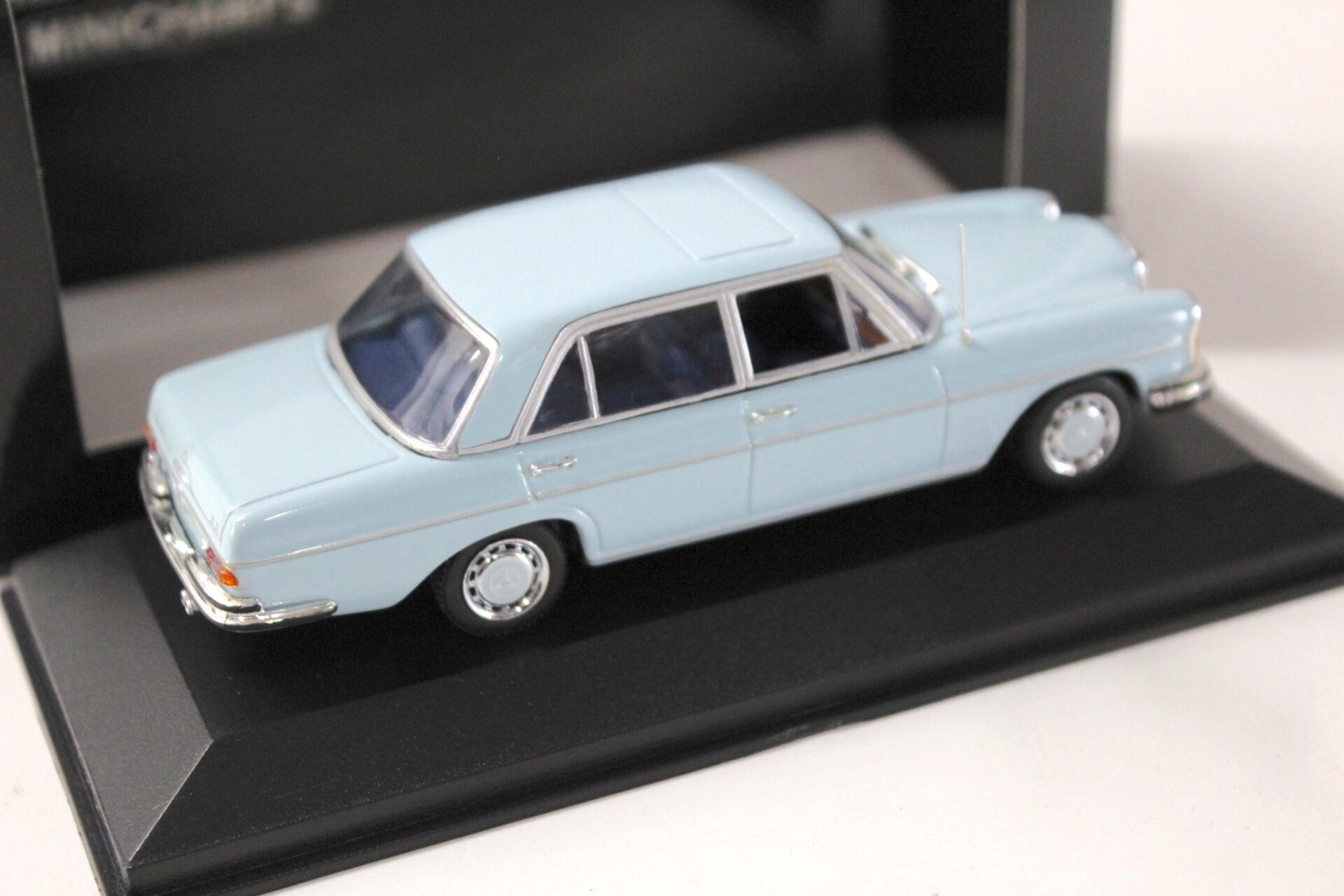 1:43 Minichamps Mercedes 300 SEL 6.3 Limousine Aqua blue 1968