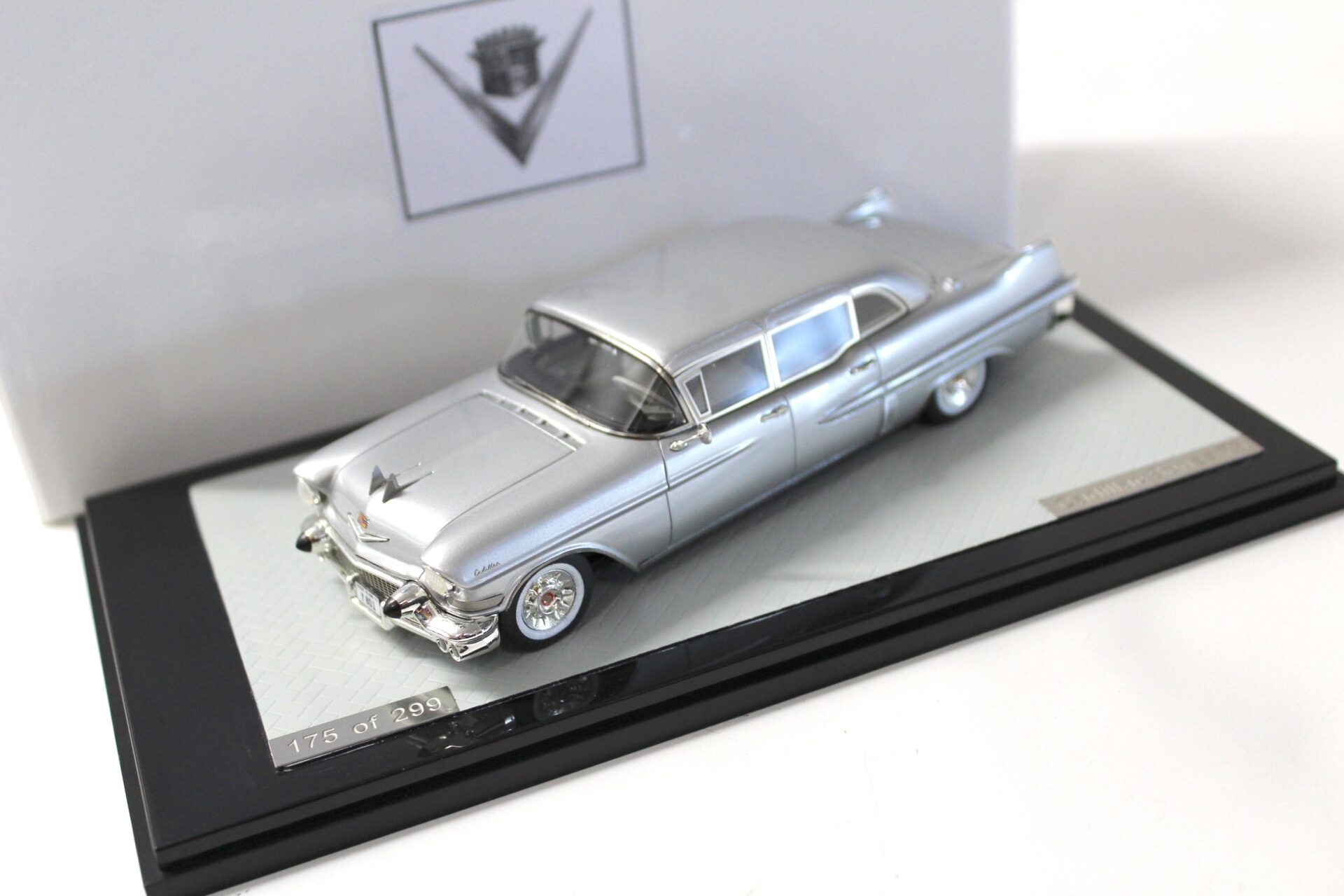 ID 48557 orig.jpg 1:43 GLM Cadillac Series 75 Limousine 1957 silver metallic